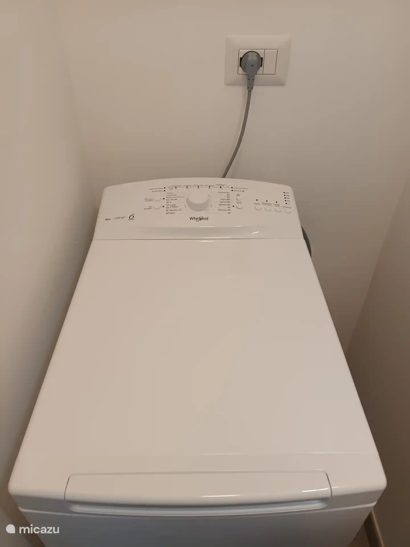 Lavadora. También se proporciona tabla de planchar.