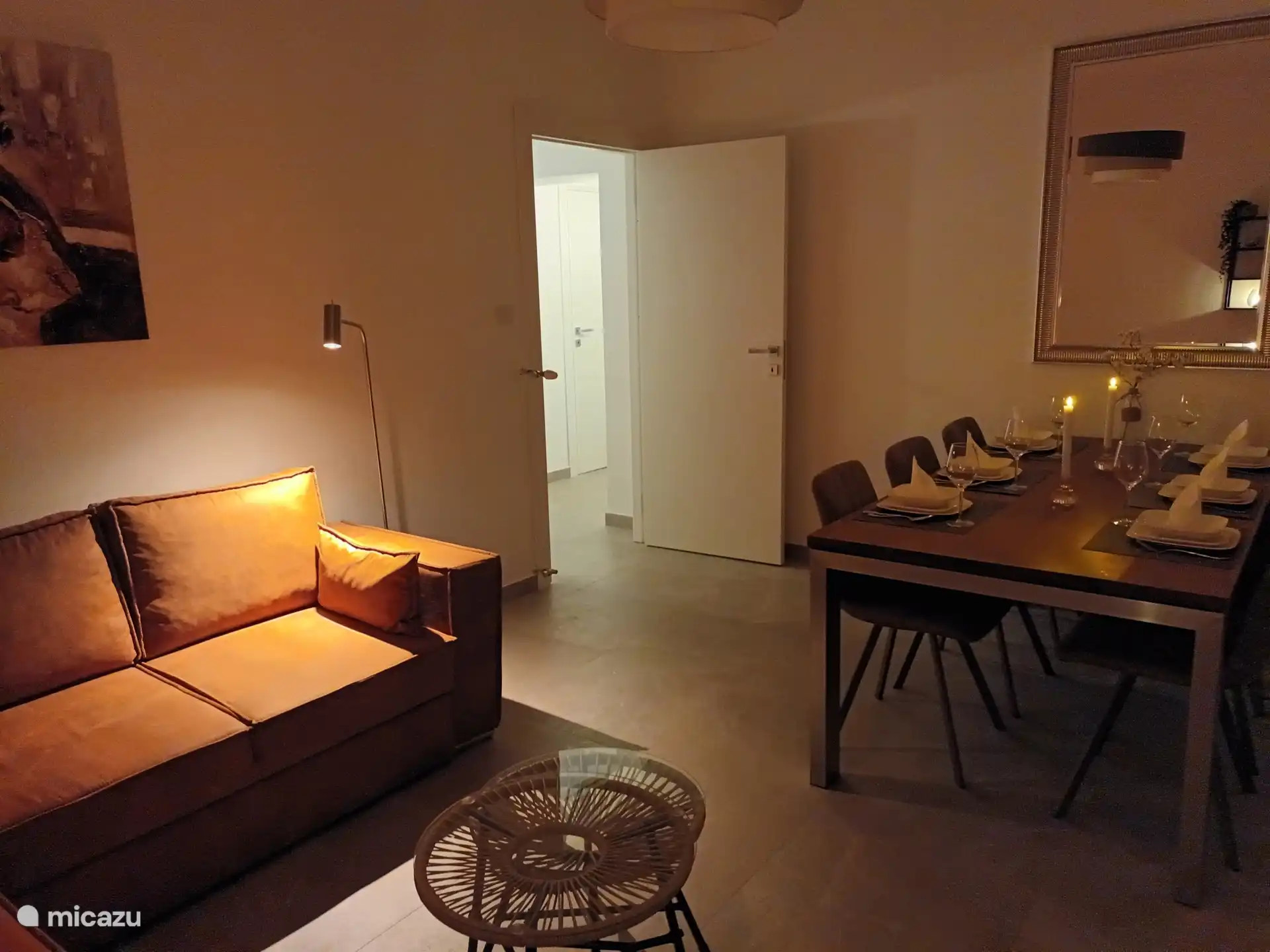 Zona de estar con comedor con iluminación ambiental