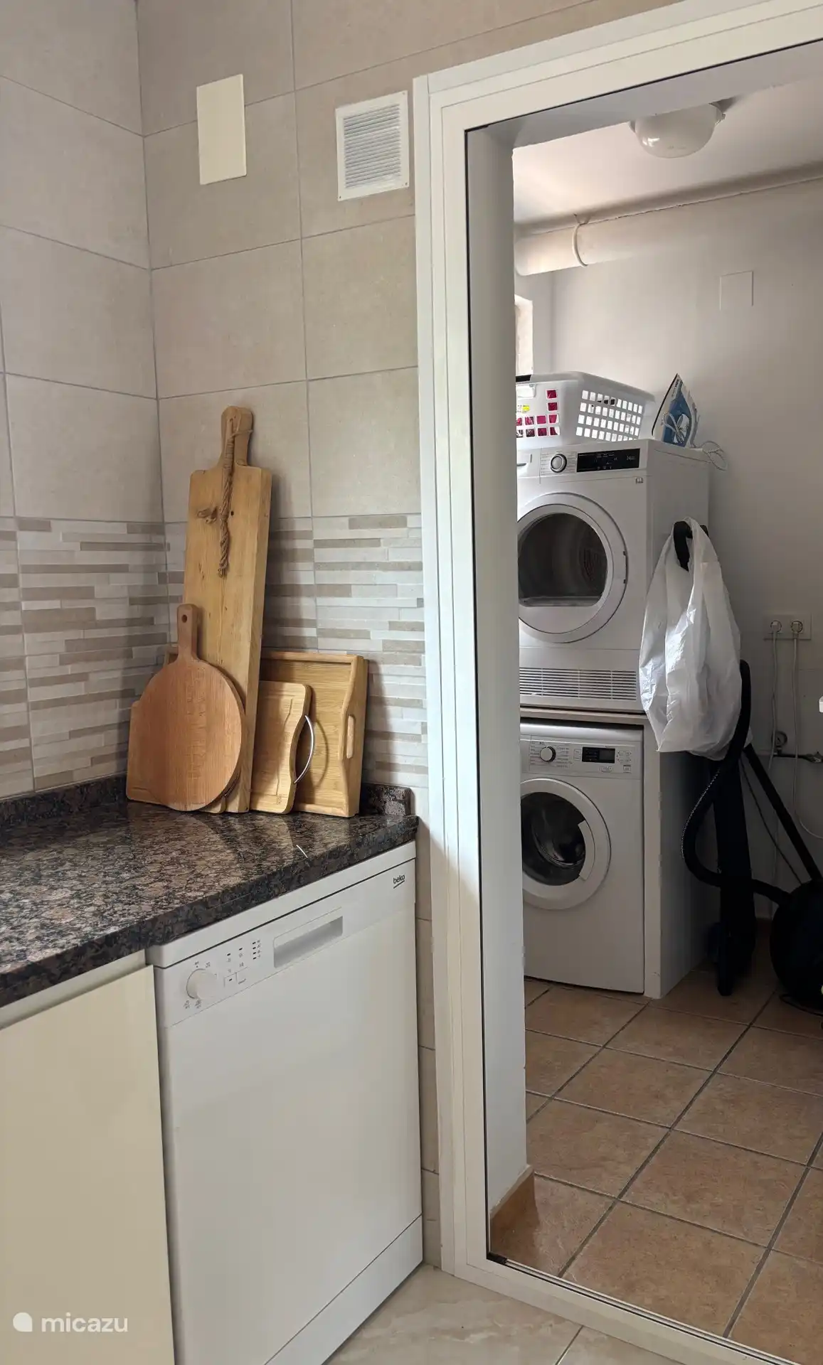 bijkeuken met wasmachine en droger