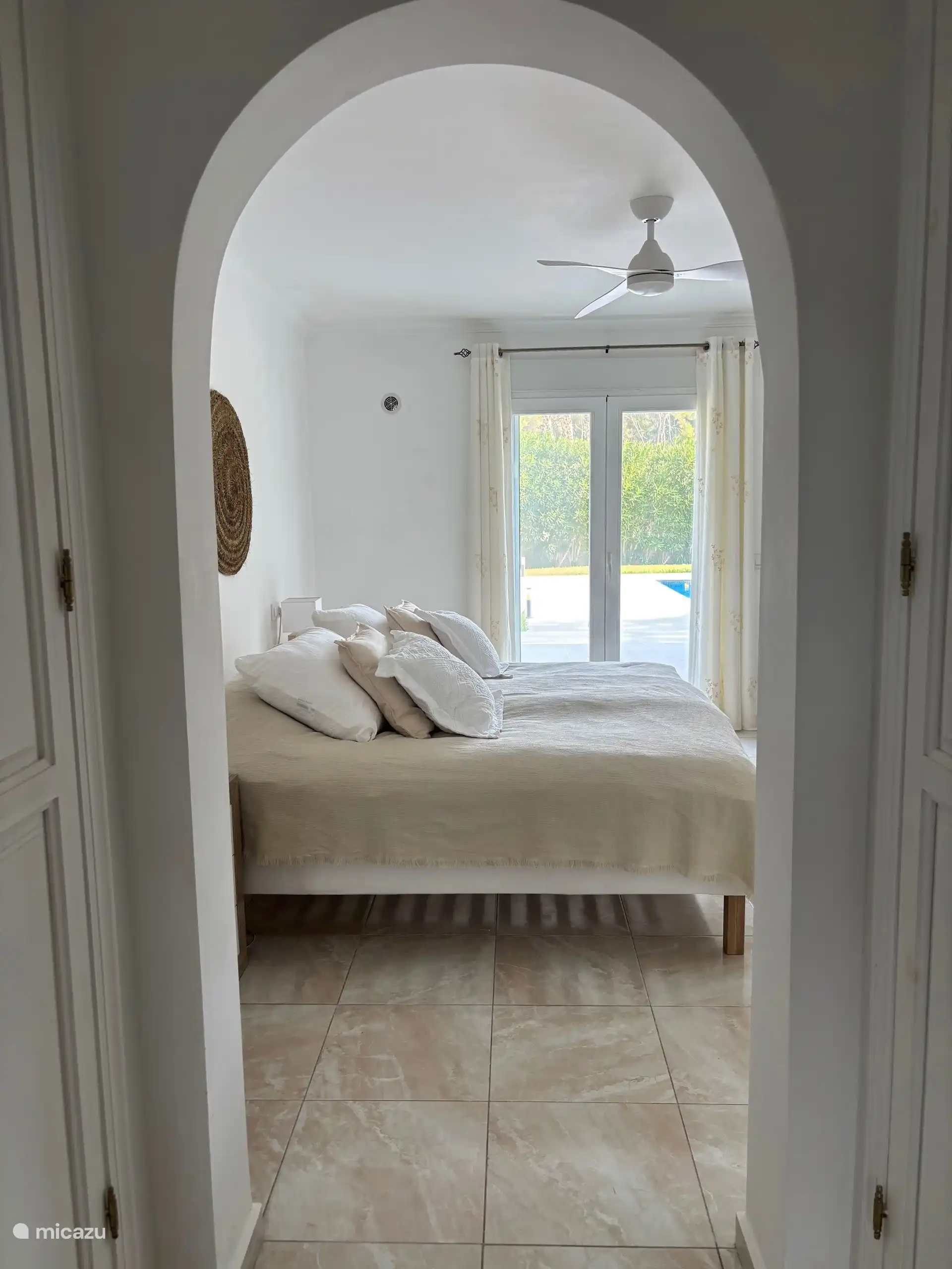 De master bedroom vanuit de en-suite badkamer