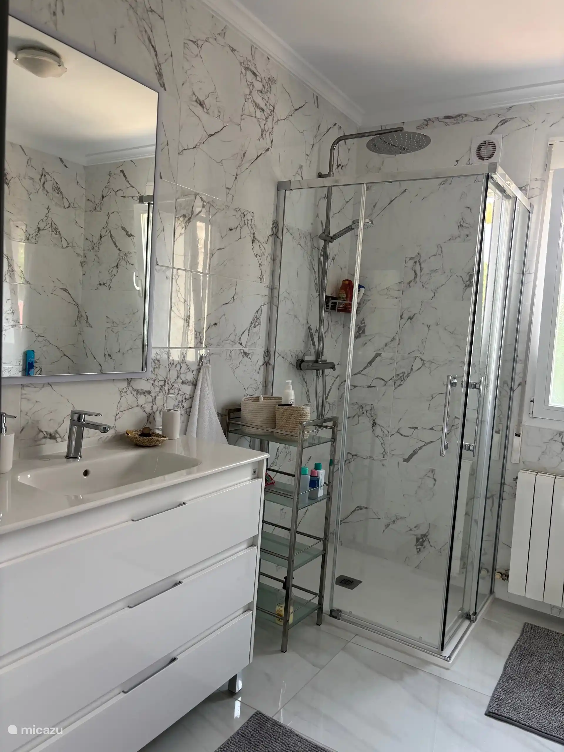 Heerlijke regendouche (en ligbad) in de nieuwe badkamer bij de master bedroom