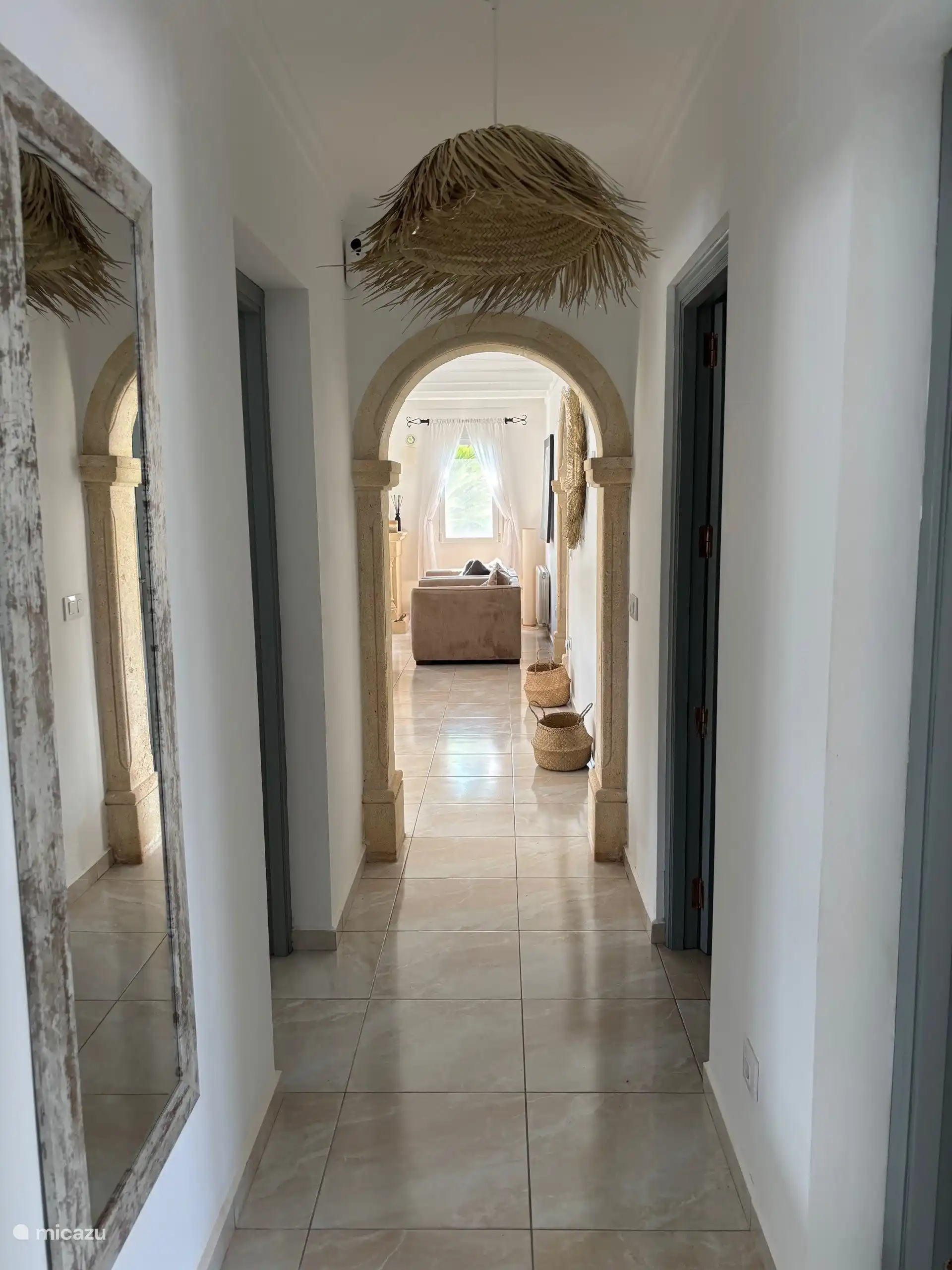 De gang van de master bedroom naar de woonkamer