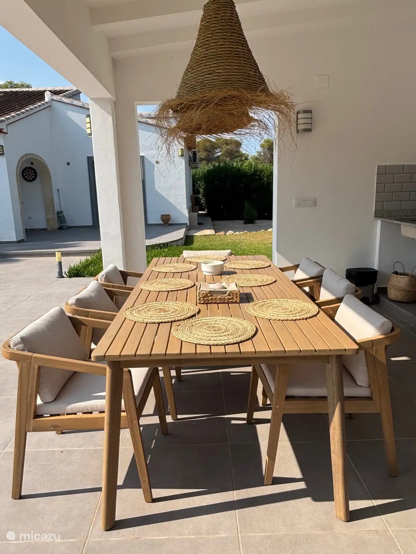 Grote eettafel in de casita, bij de barbecue