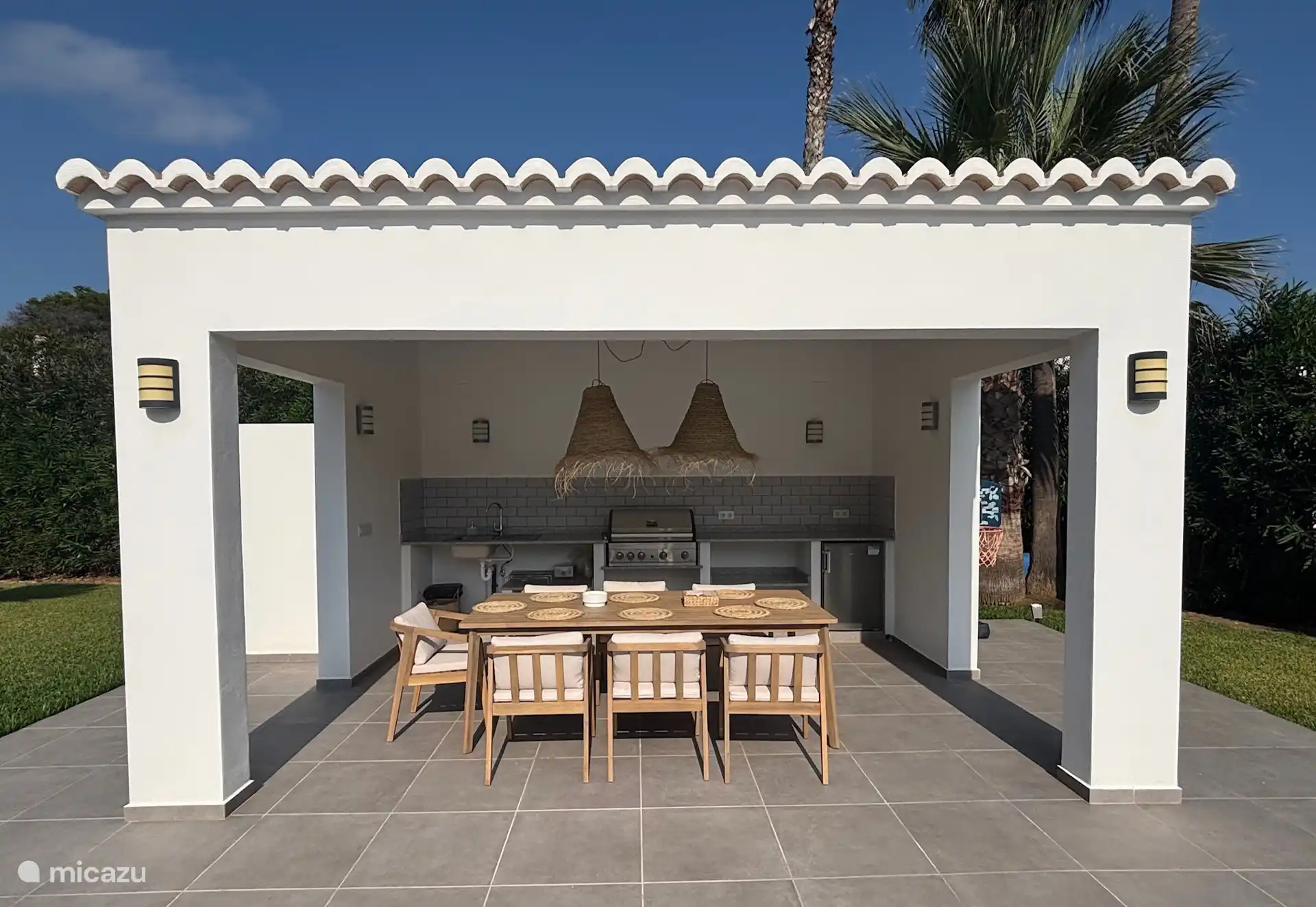 La Casita, de buitenkeuken met buitendouche, gas-barbecue, aanrecht en ijskast