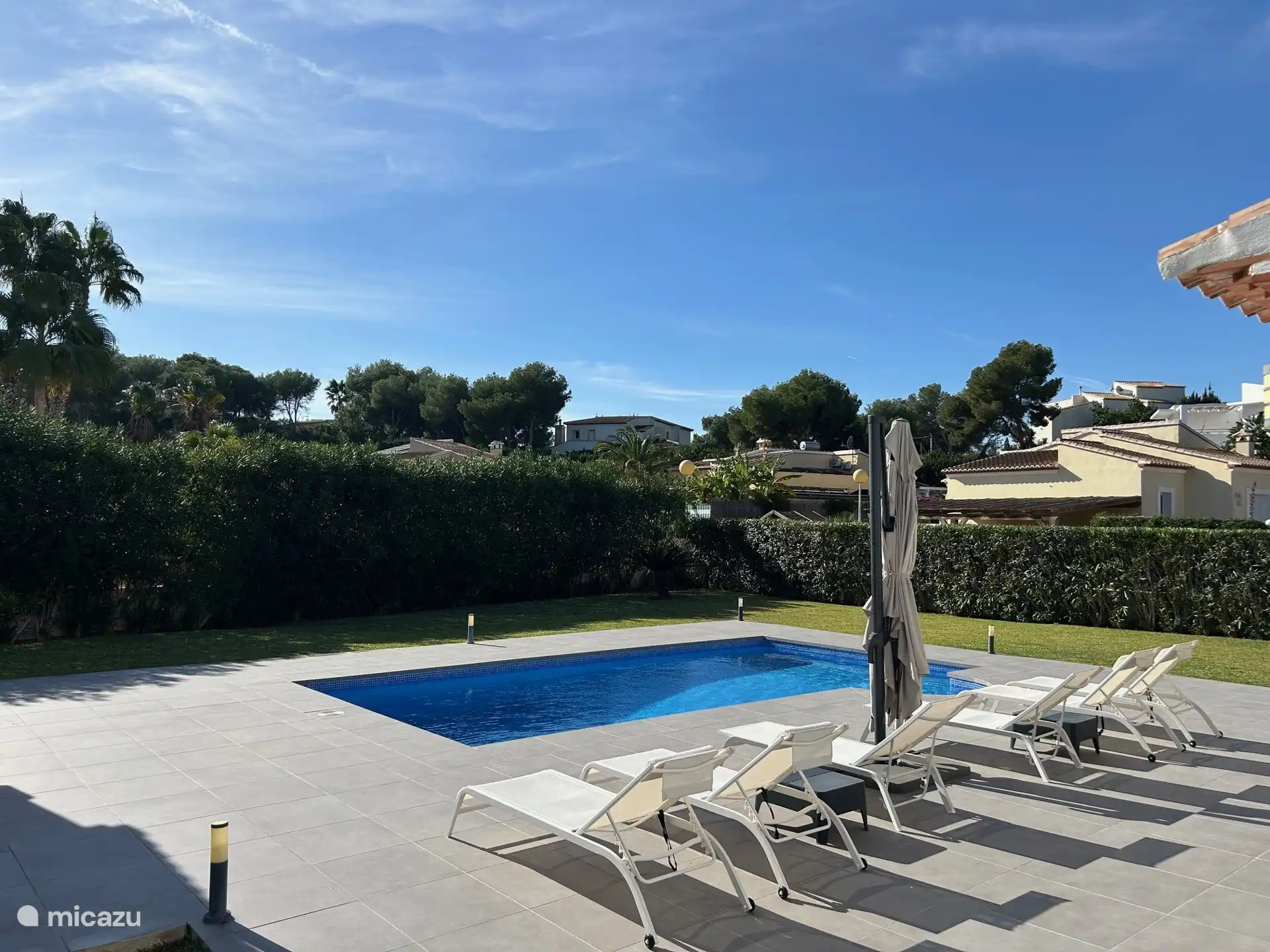 terras en zwembad met veel privacy