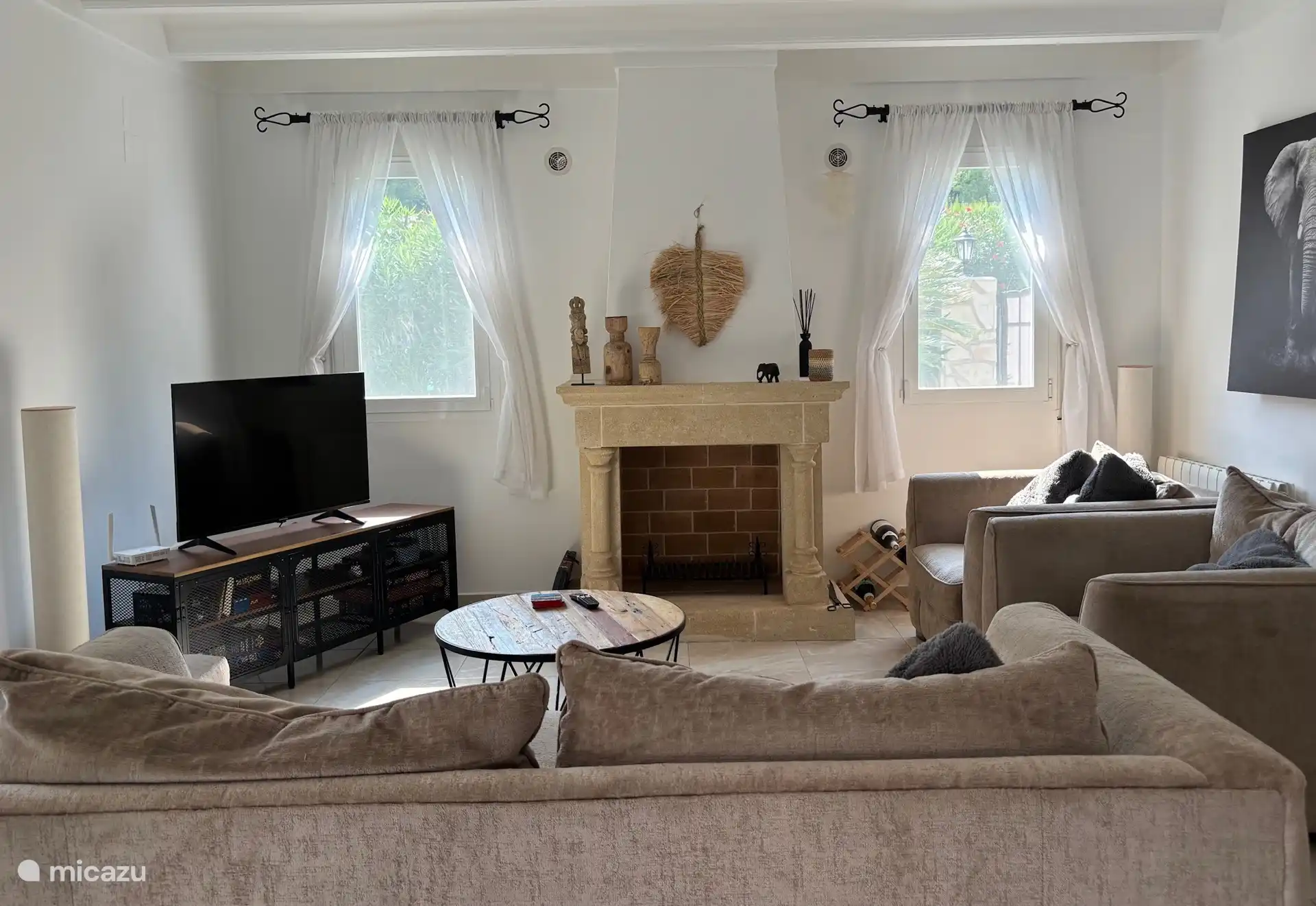 woonkamer en zithoek met smart TV en openhaard