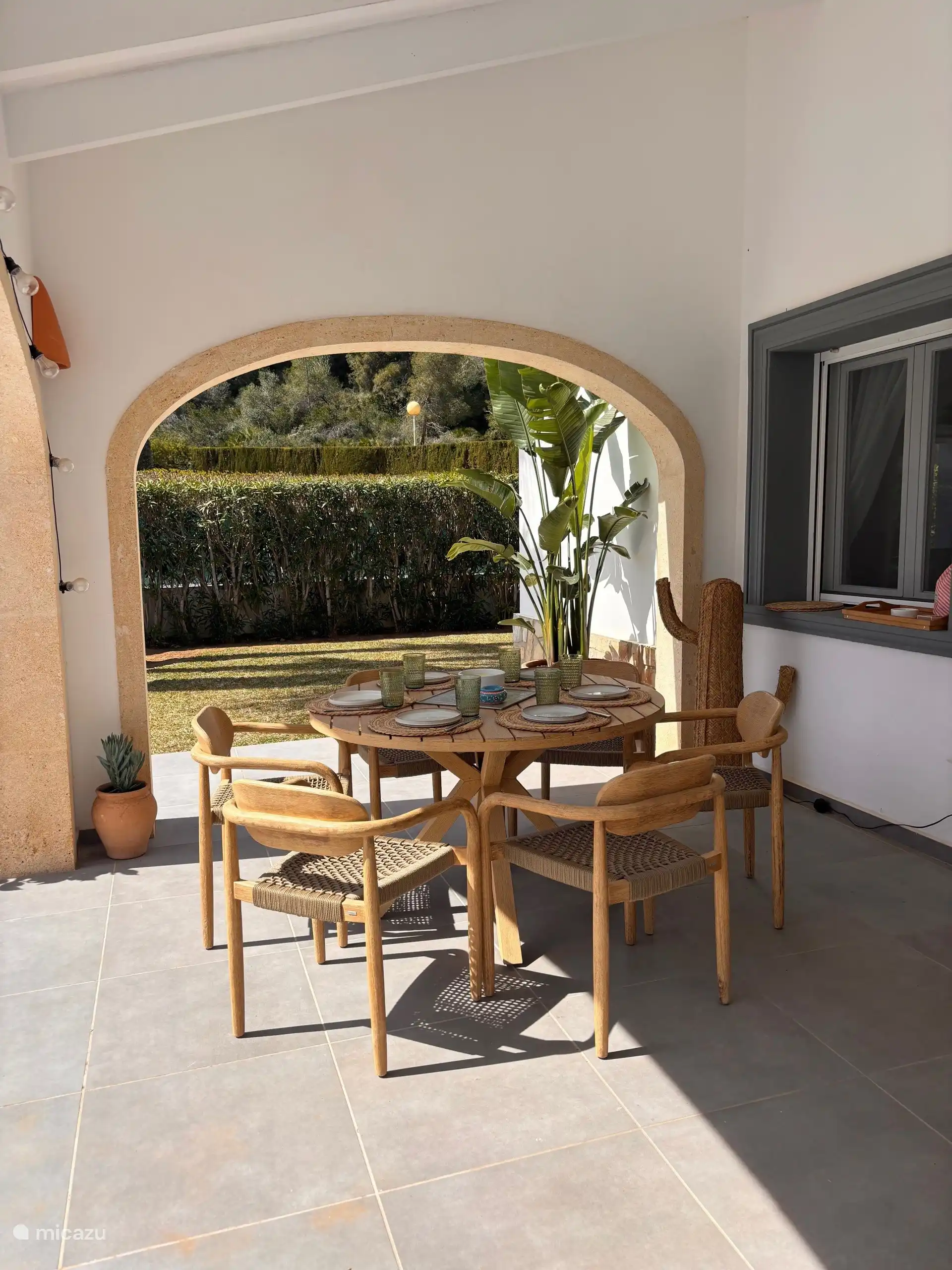 Excellent breakfast spot under the naya