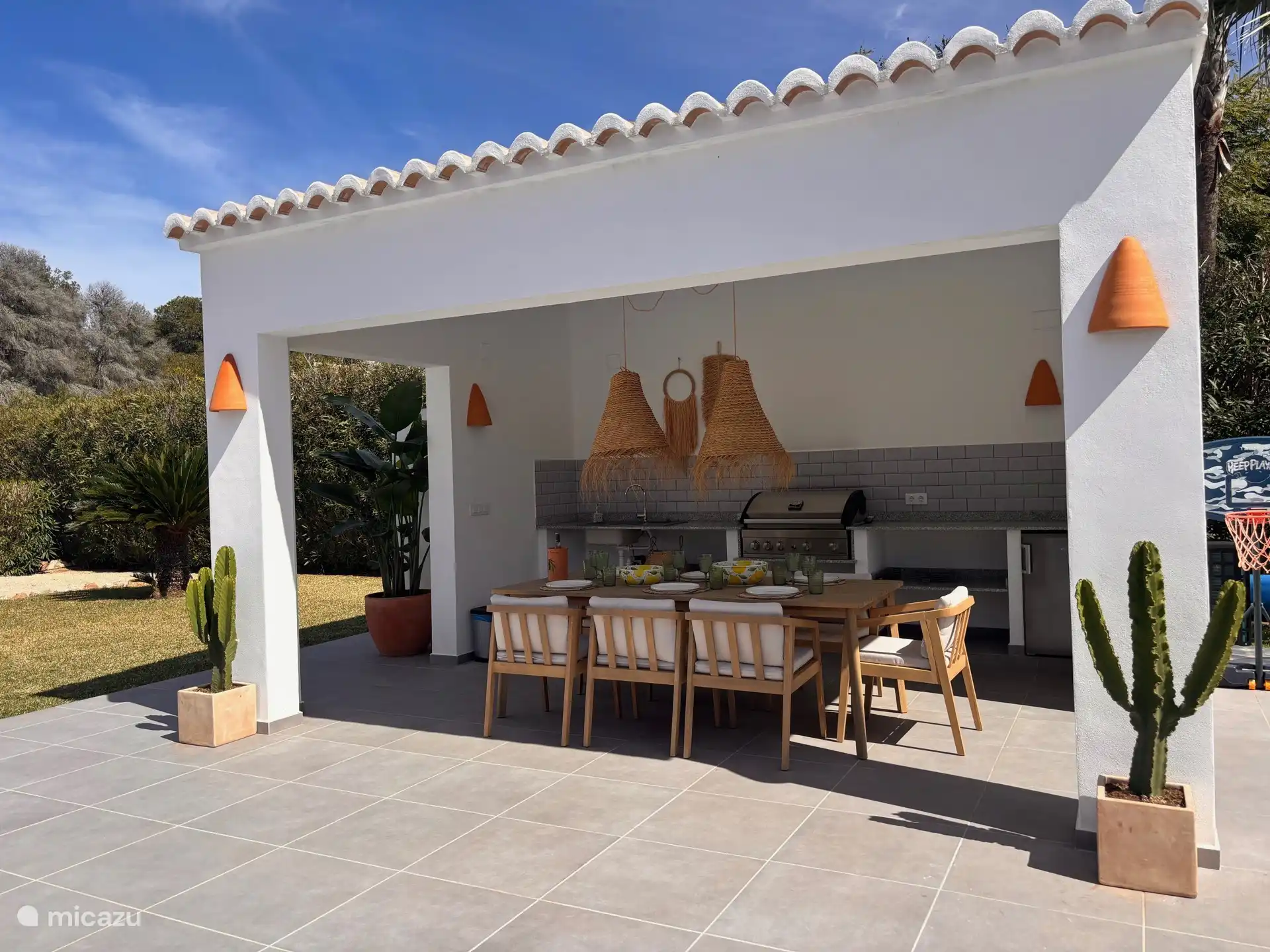 Casita with outside grill for long dinners with friends and family. 