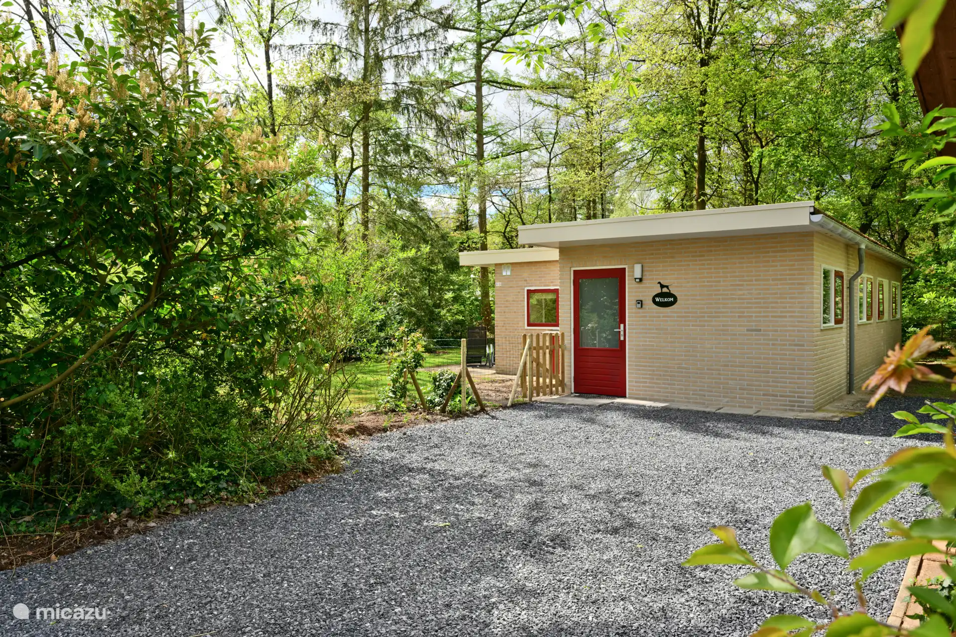 2 Auto's kunnen op eigen terrein geparkeerd worden. Via de poort komt u in de tuin of via de toegangsdeur in de berging.