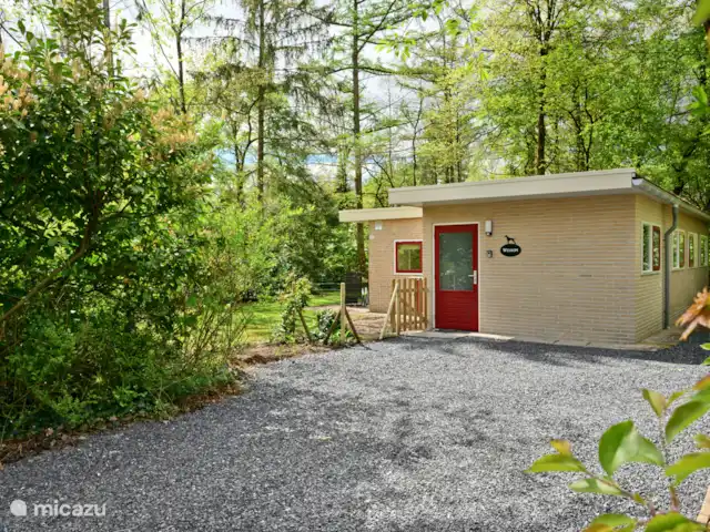 El dálmata en Países Bajos, Güeldres, Winterswijk - casa vacacional Se pueden aparcar 2 coches en el establecimiento. A través de la puerta se accede al jardín o por la puerta de entrada al trastero.