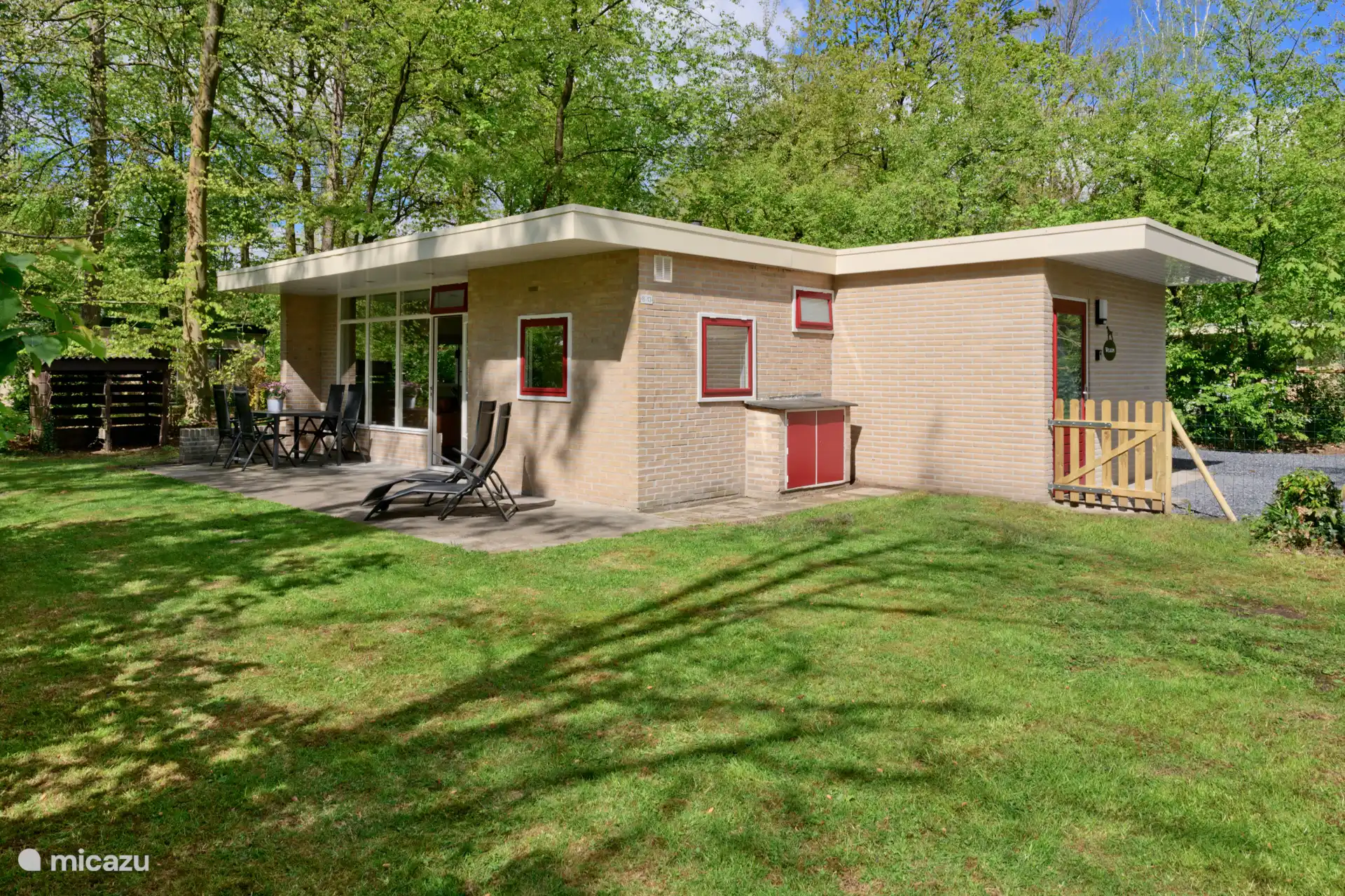 Ook via het poortje kunt u de tuin in lopen. Handig met de honden.