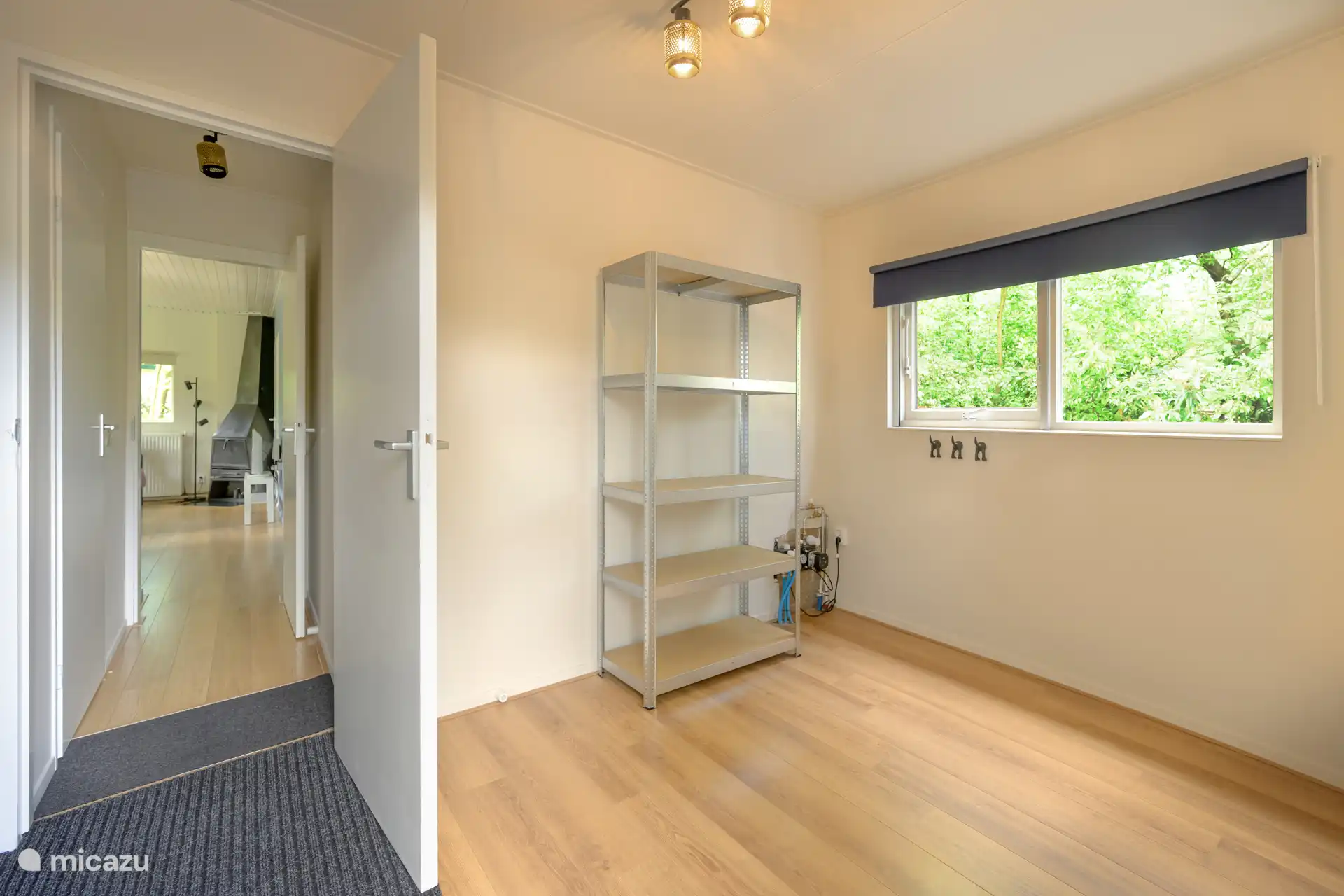 De royale berging bij binnenkomst. Hier kunnen evt. ook de fietsen binnen geplaatst worden.