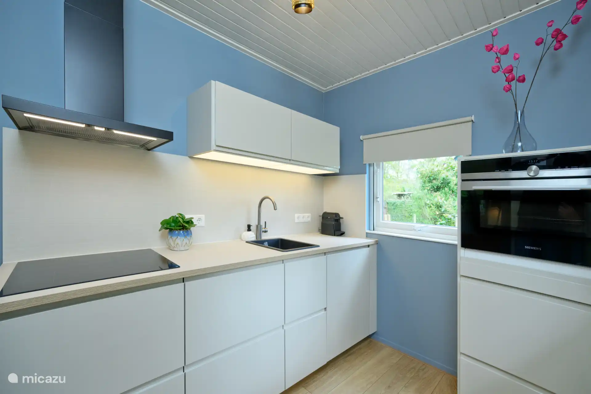 De keuken, voorzien van alle gemakken, zoals een vaatwasser, inductiekookplaat, combi-oven en koelkast met vriesvak.