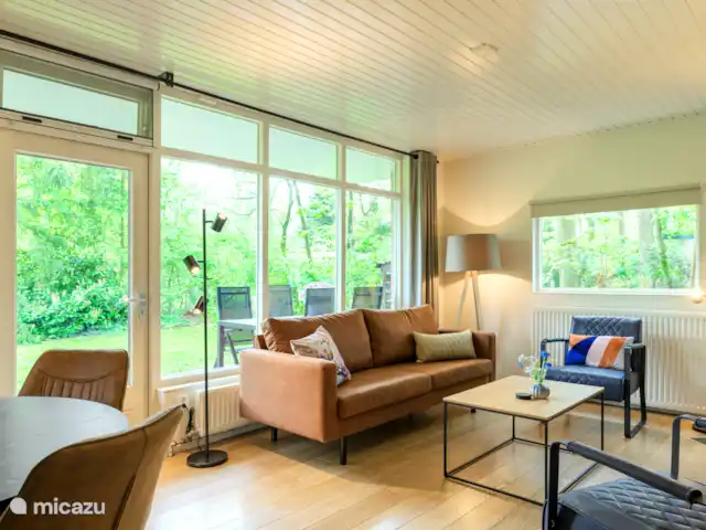 El dálmata en Países Bajos, Güeldres, Winterswijk - casa vacacional El salón comedor con puerta de acceso al jardín.