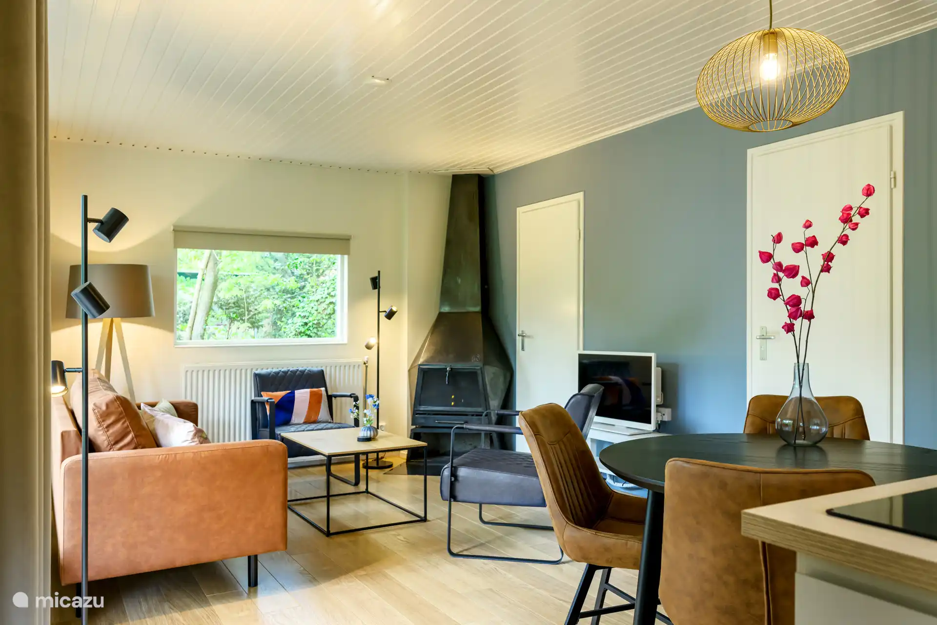 Woonkamer met open haard en de eethoek