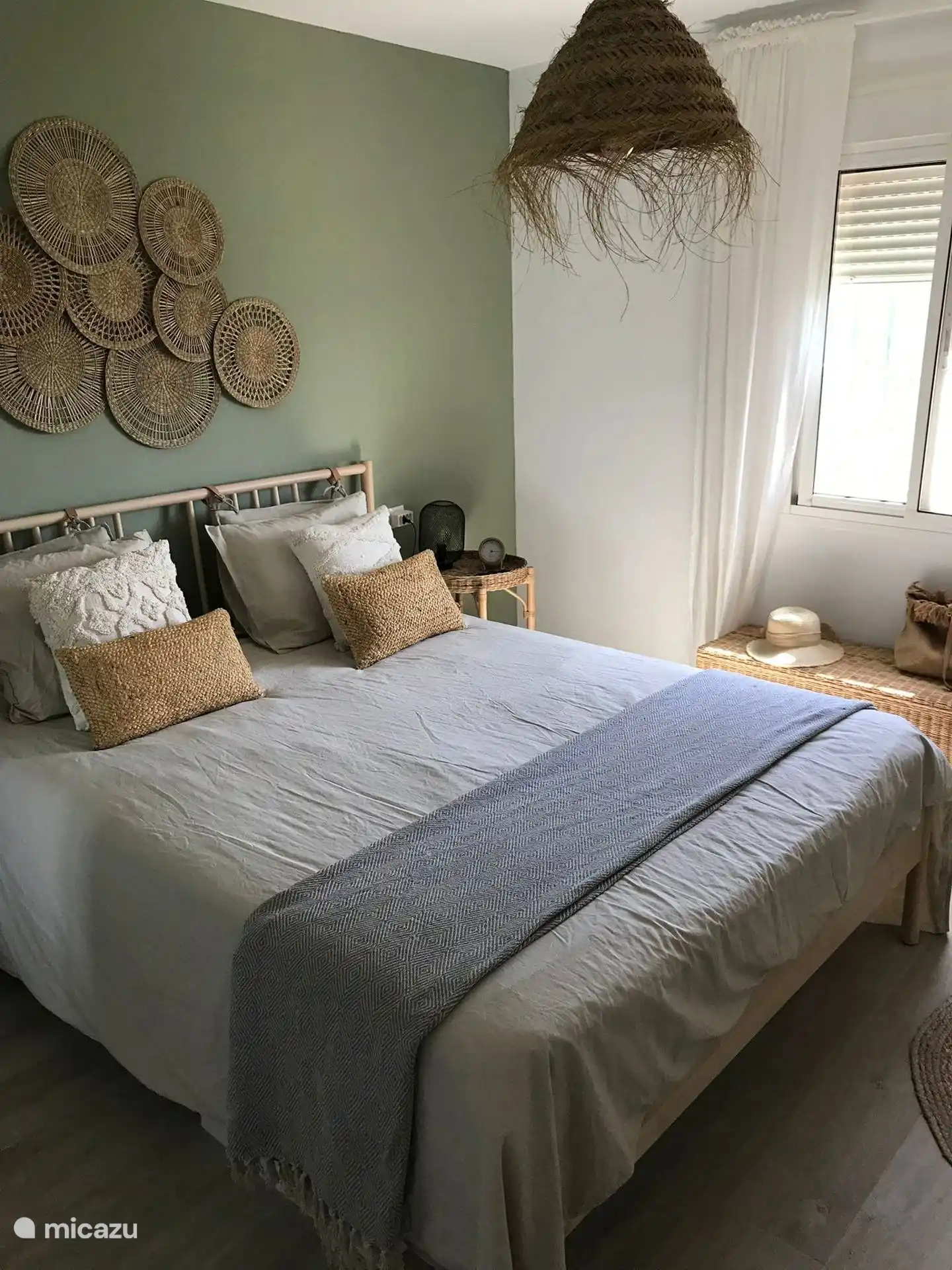 Dormitorio con cama doble