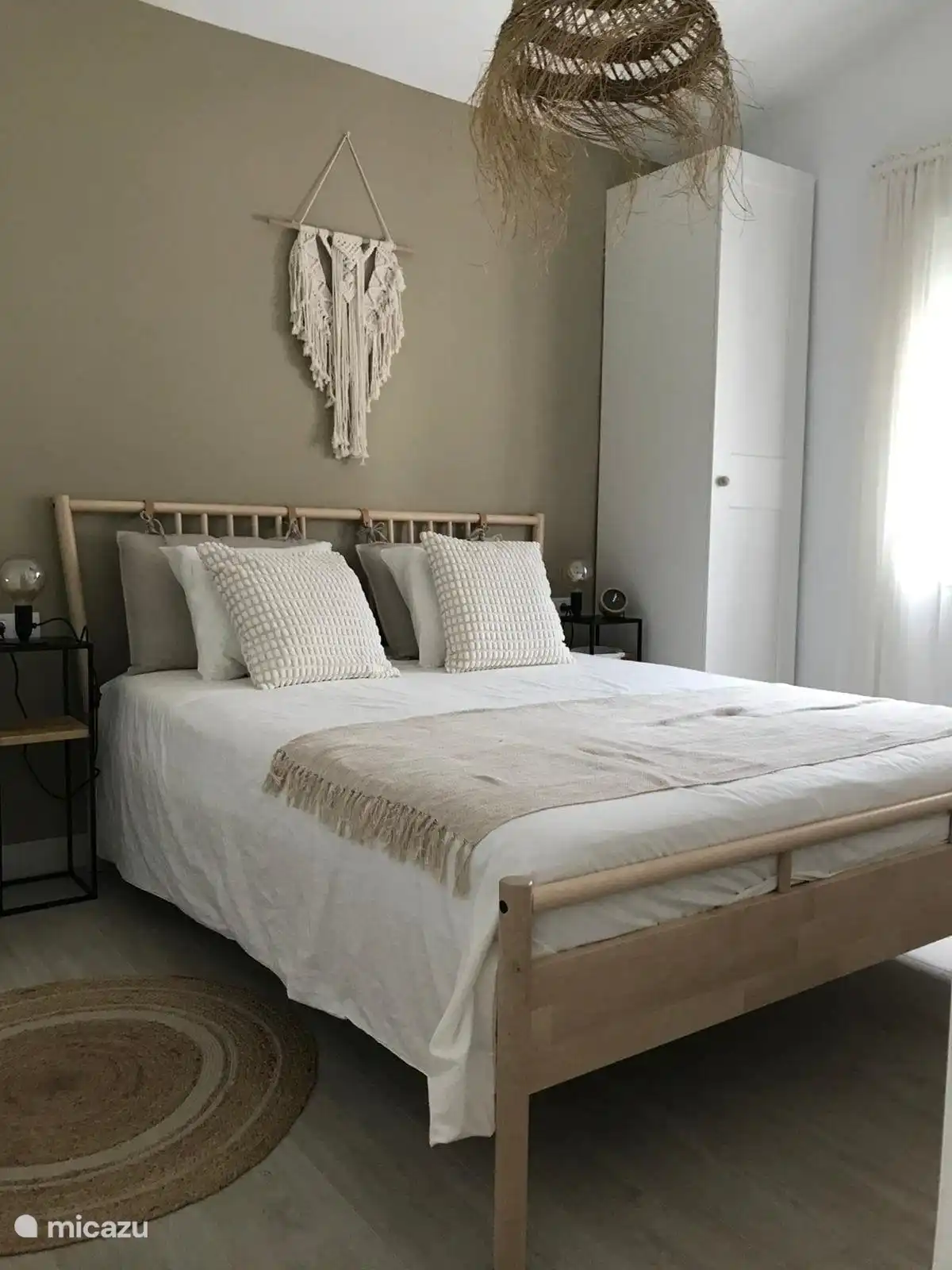 Dormitorio con cama doble