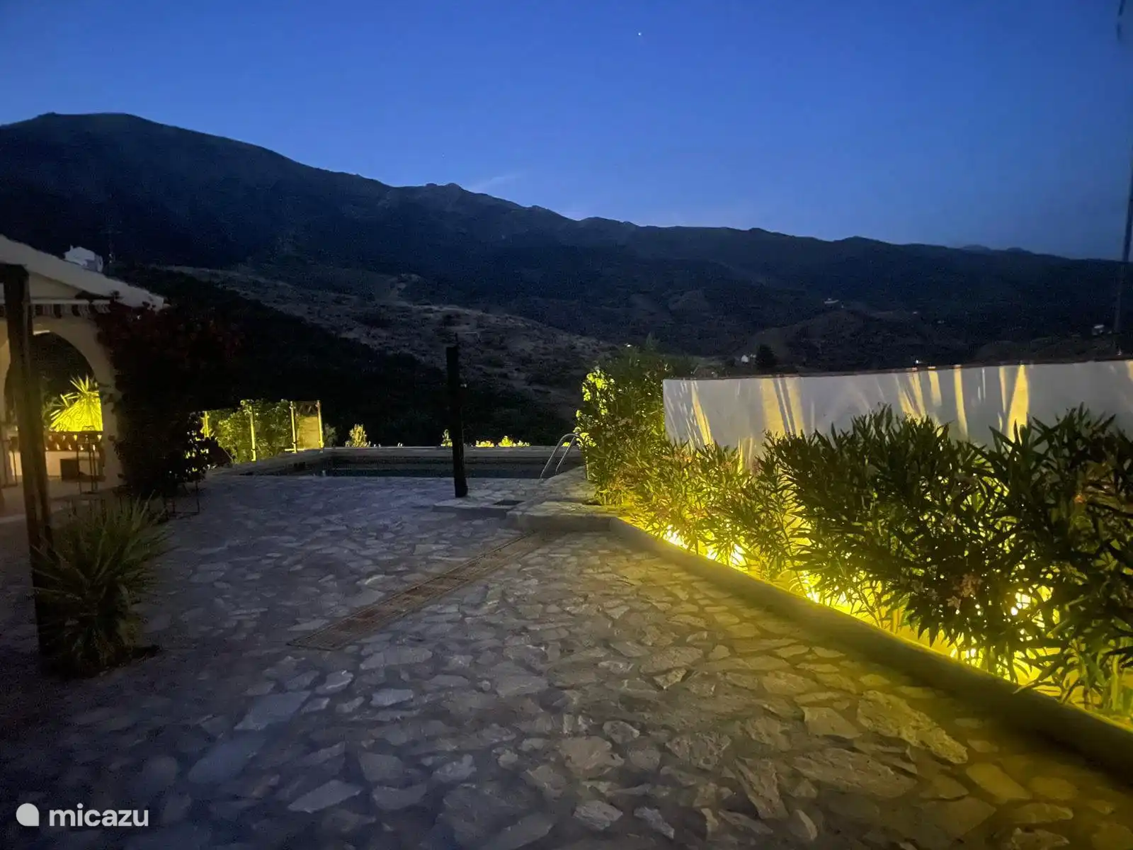 Iluminado atmosféricamente por la noche