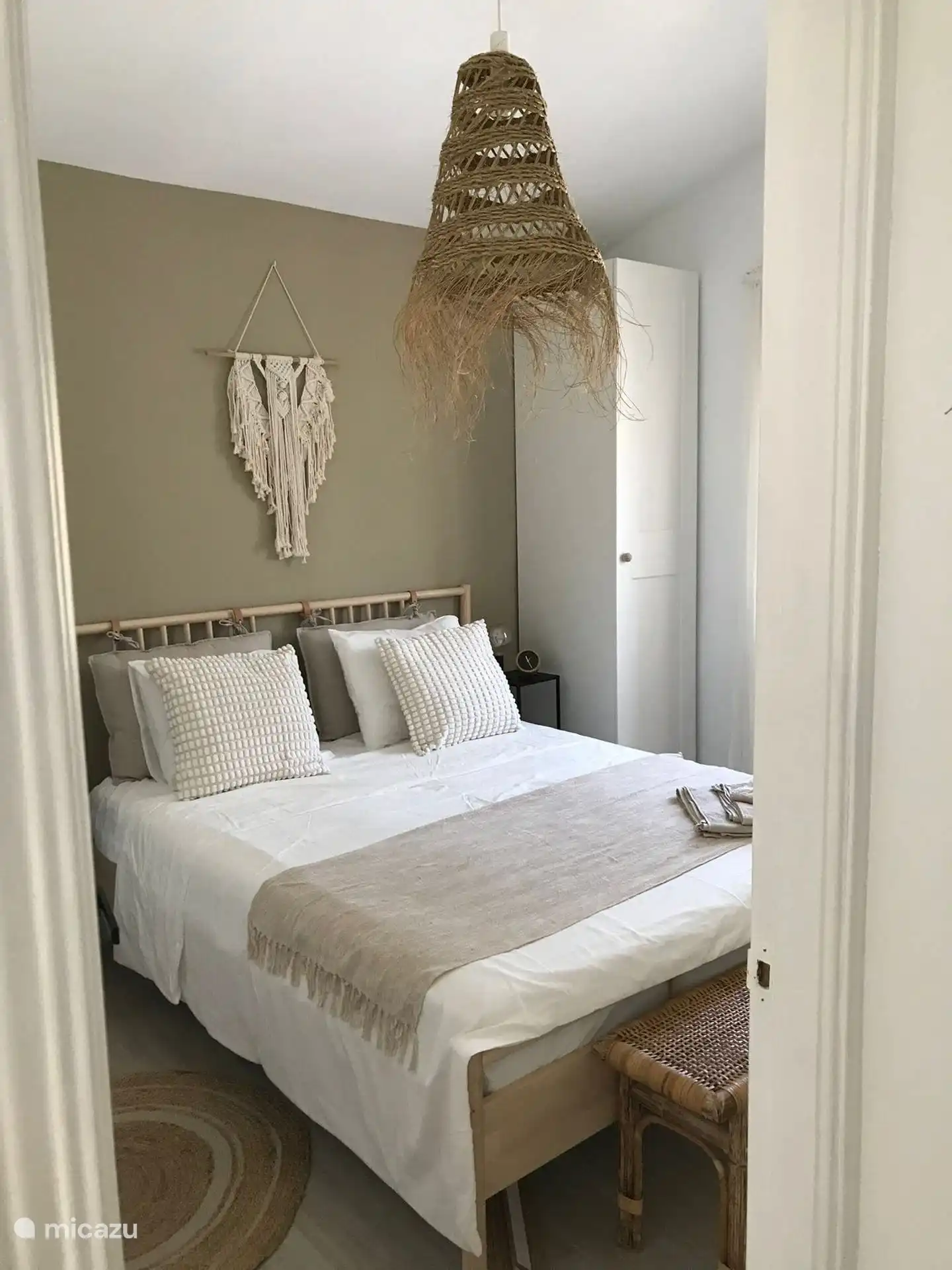 Dormitorio con cama doble