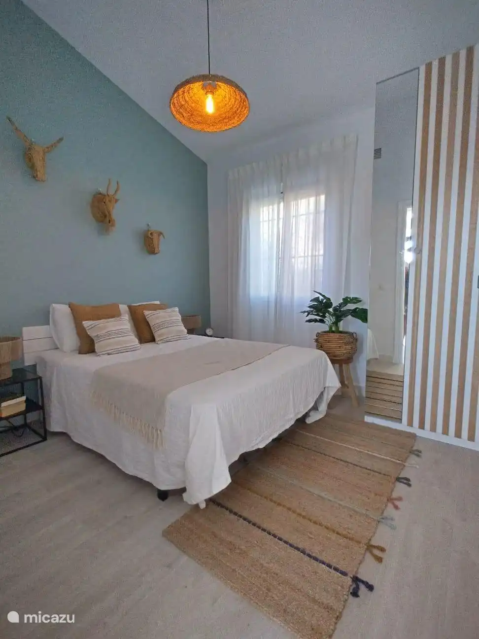 Dormitorio con cama doble