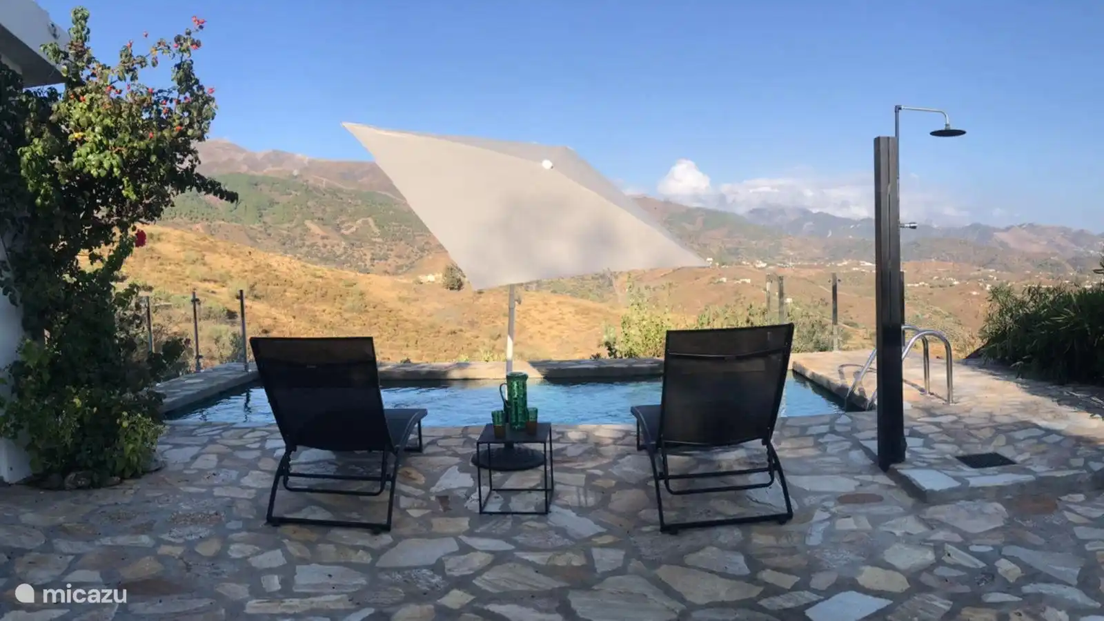 Tumbonas junto a la piscina