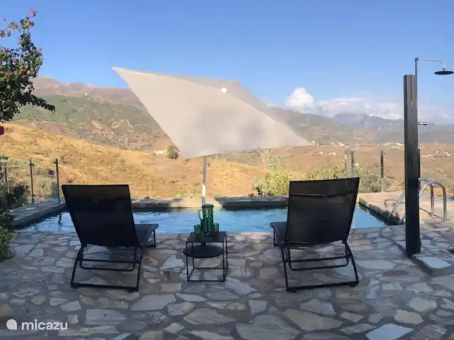 Mi Casa Es Su Casa | Espagne, Andalousie, Sedella - maison de vacances Chaises longues au bord de la piscine