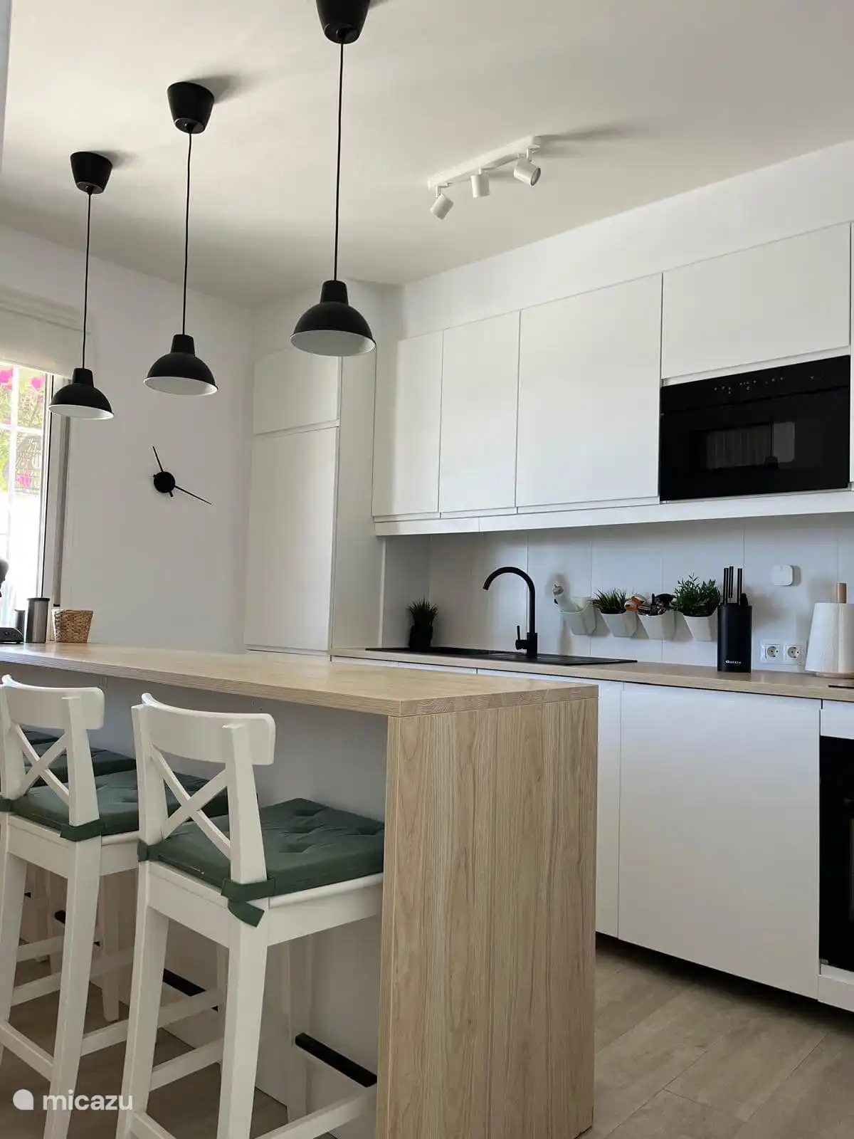 Cocina moderna con cafetera, lavadora y lavavajillas