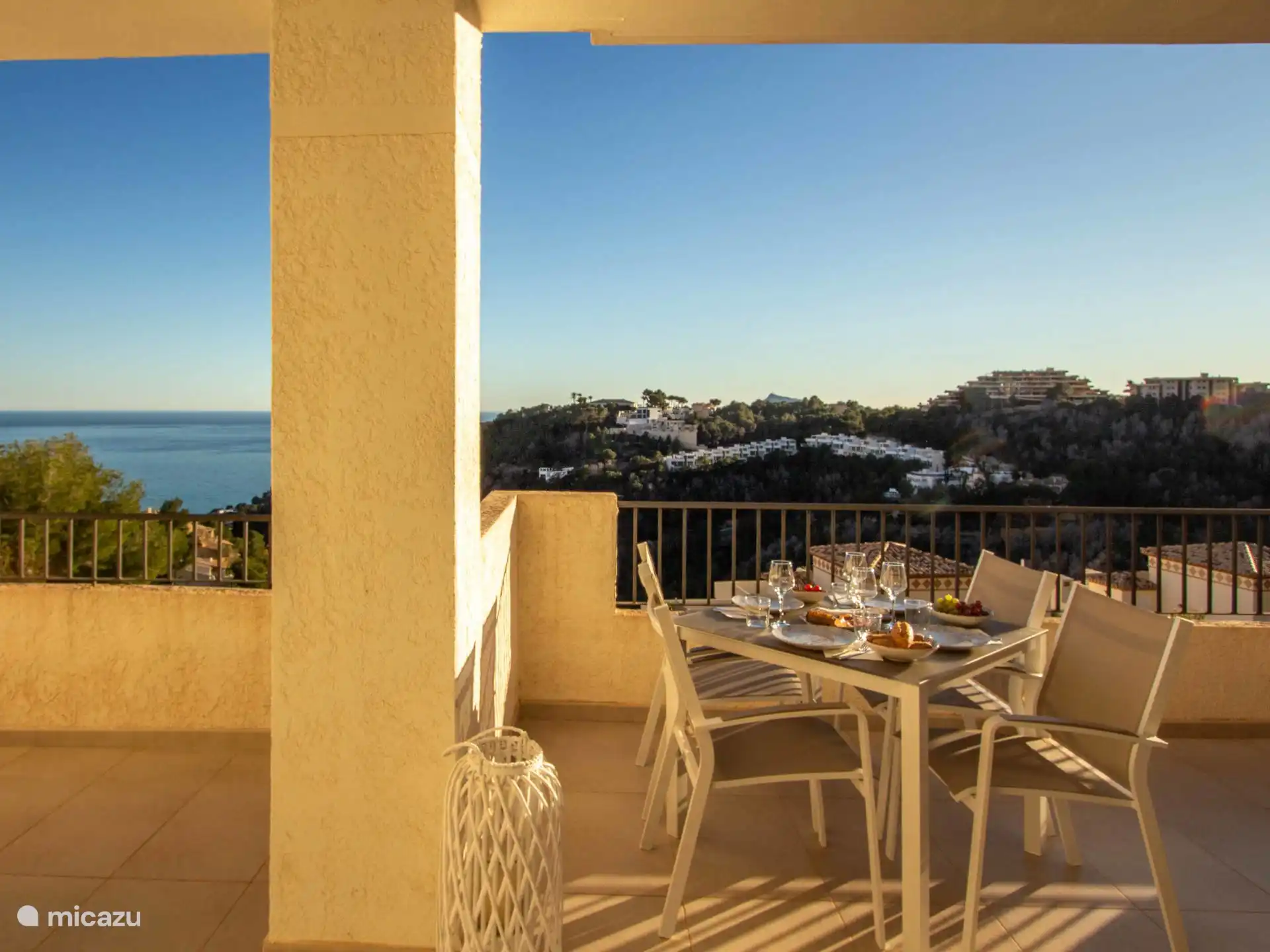 Marcielo - een heerlijk groot terras en de ondergaande zon. 