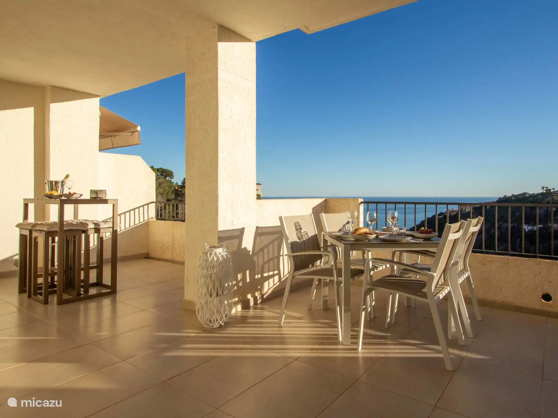 Marcielo - liever hoog of laag; je kan kiezen tussen de eethoek of de apero setting.