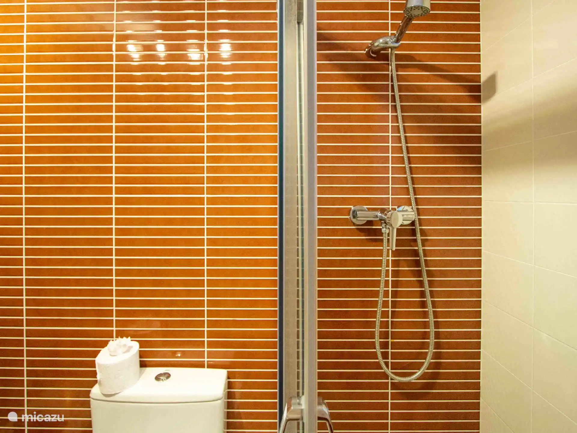 Marcielo - aparte badkamer.