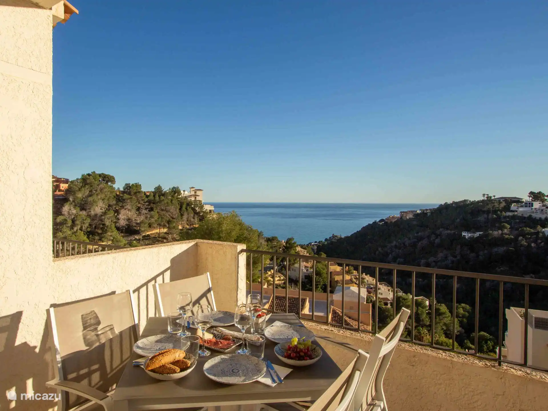 Marcielo - genieten van iedere maaltijd op het prachtige terras.