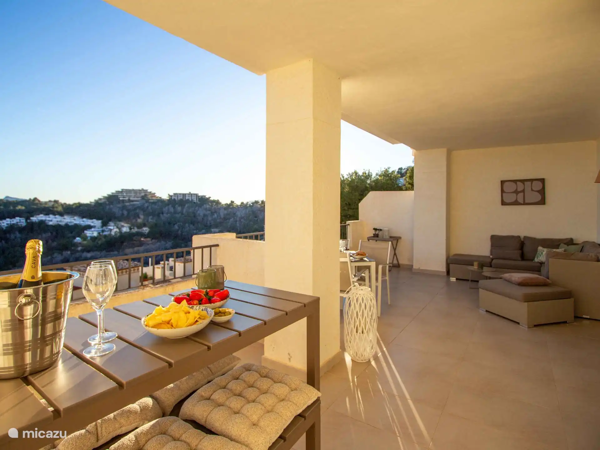 Marcielo - gedeeltelijk overdekt terras met een zee aan ruimte.