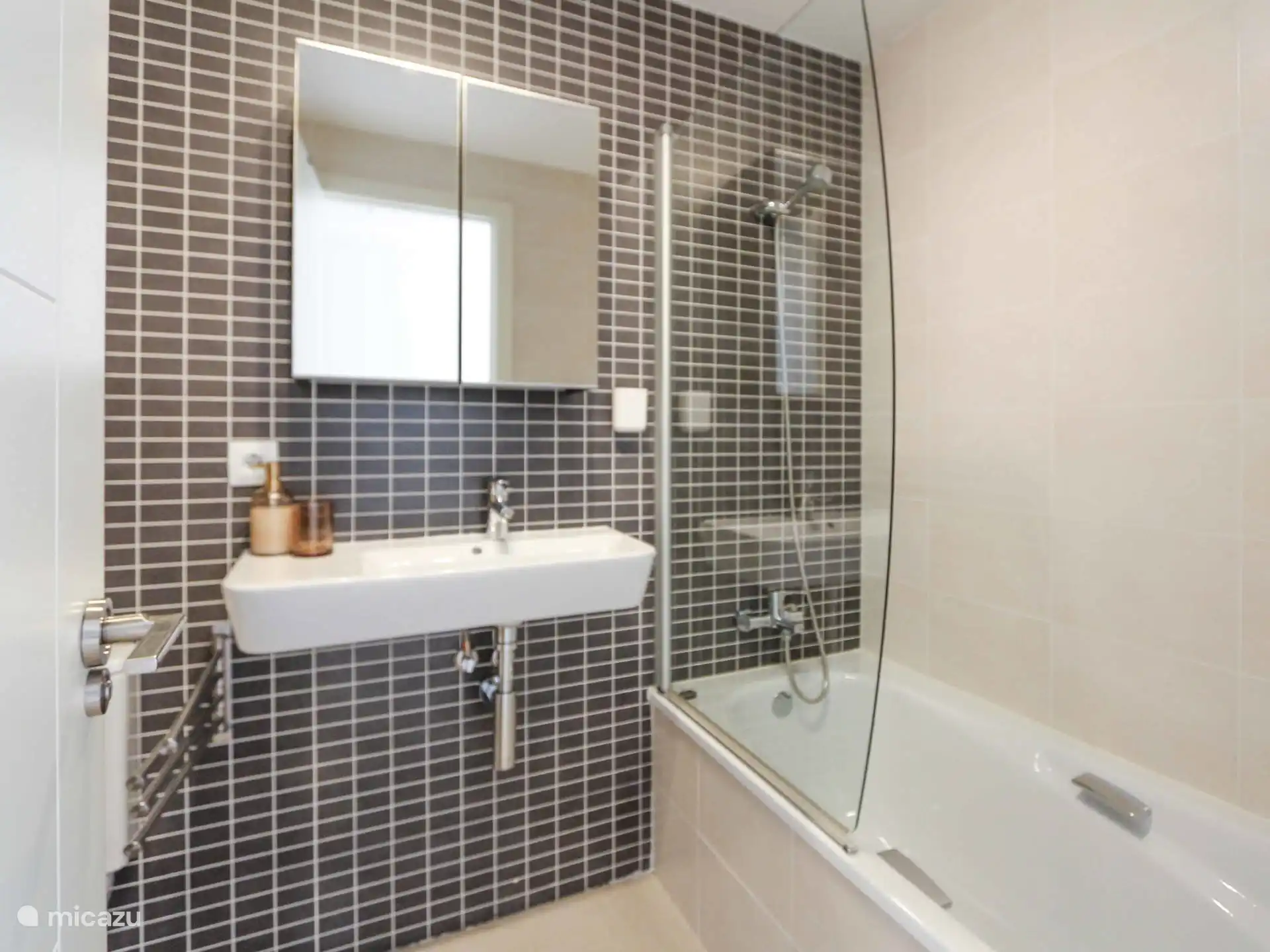 Marcielo - badkamer en suite bij de hoofdslaapkamer.