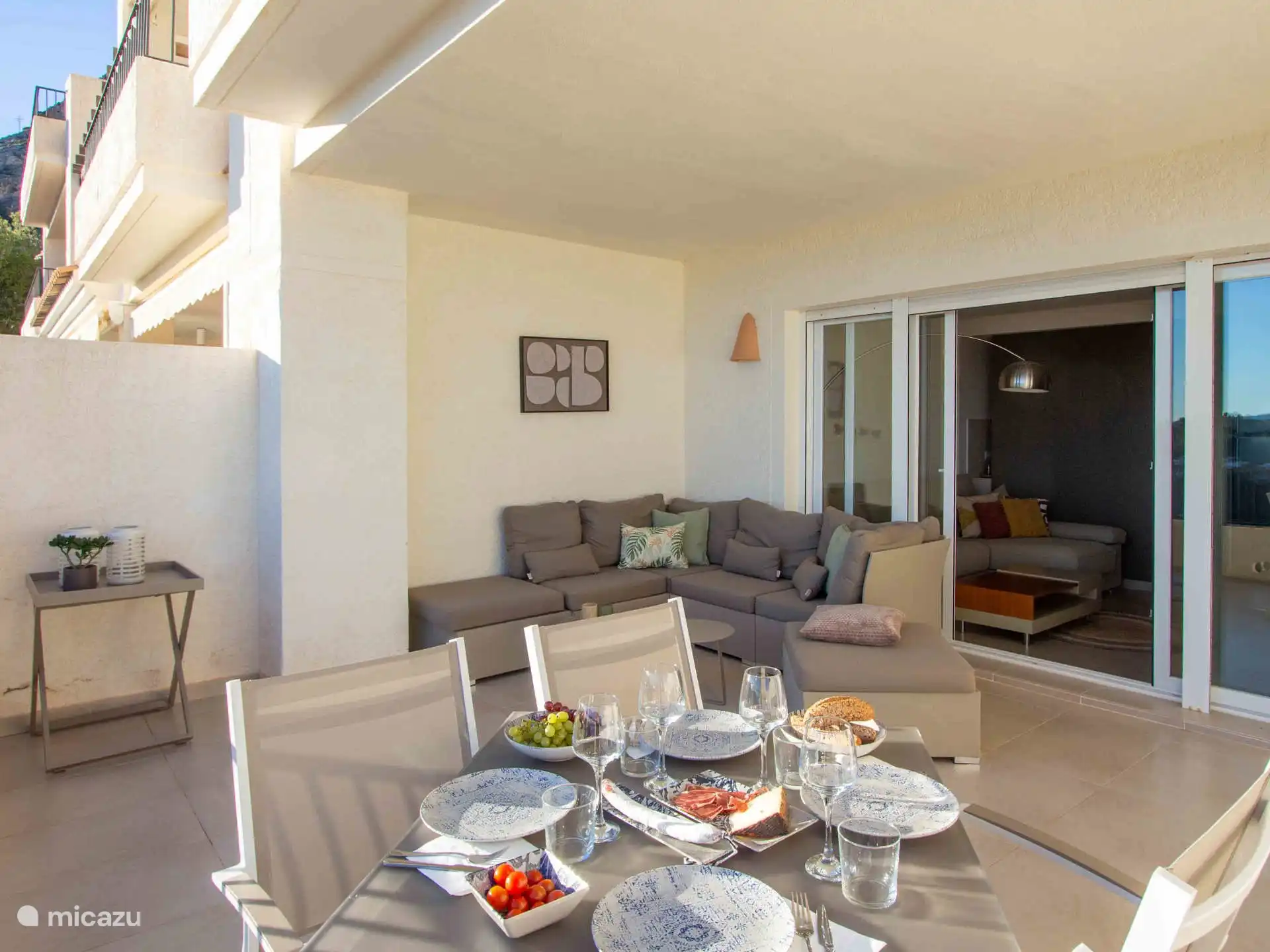 Marcielo - terras met eethoek en lounge.