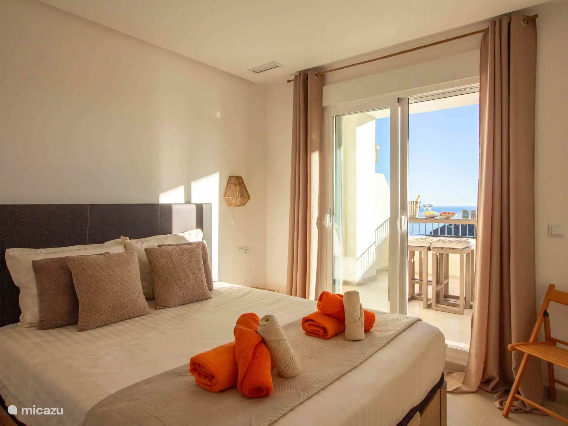 Marcielo - master slaapkamer met toegang naar terras. 