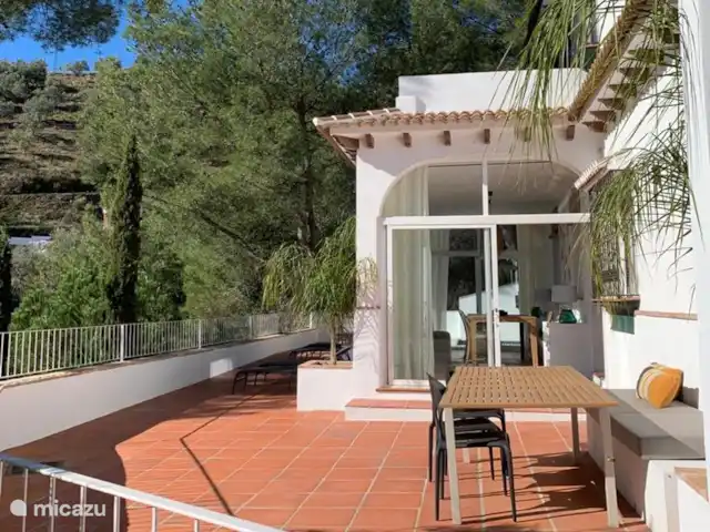 Casa Raíces en España, Andalucía, Cómpeta - villa Terraza con mesa de comedor