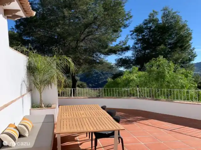 Casa Raíces en España, Andalucía, Cómpeta - villa Terraza con mesa de comedor