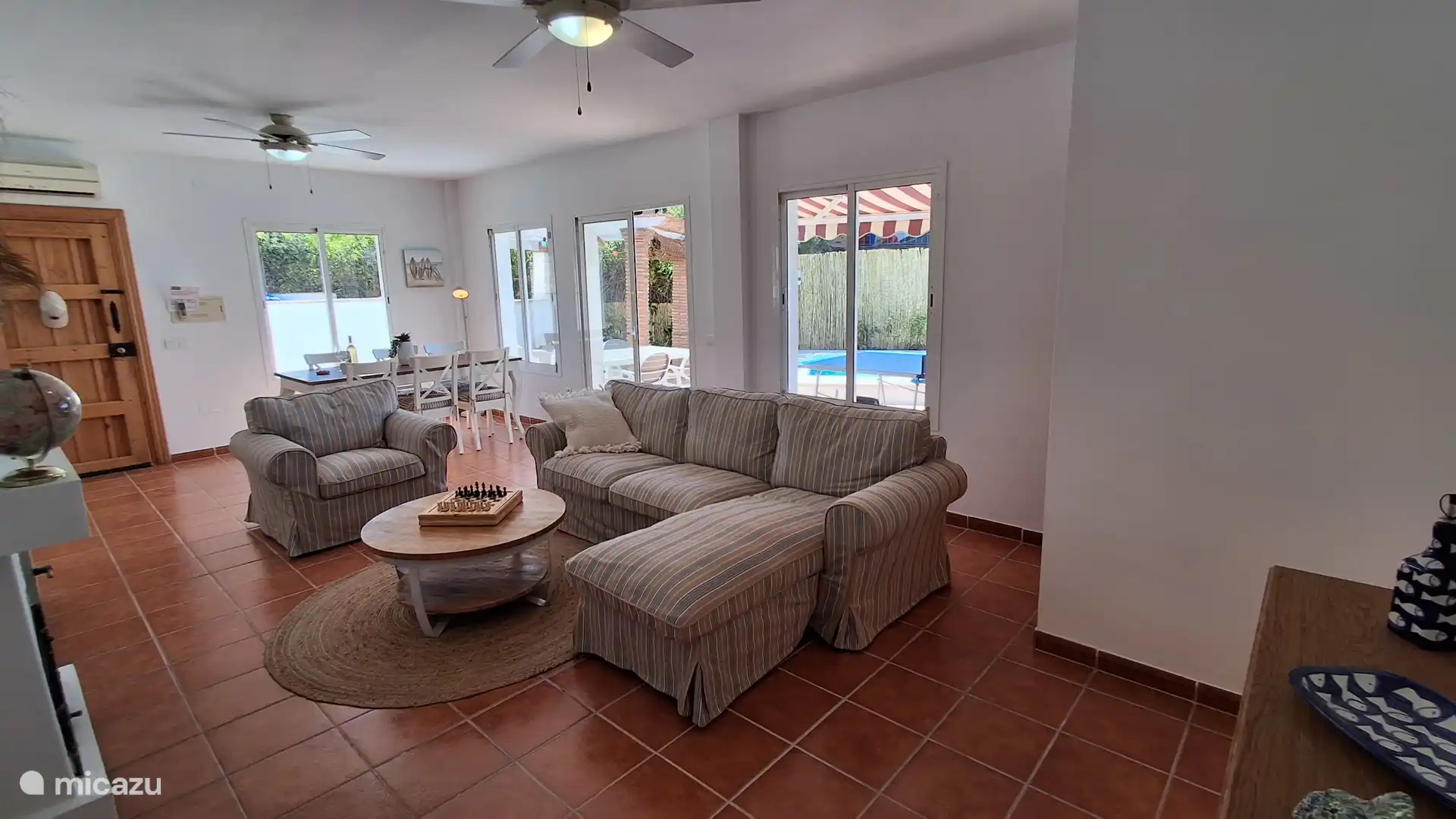 Relájate en el interior con una partida de ajedrez