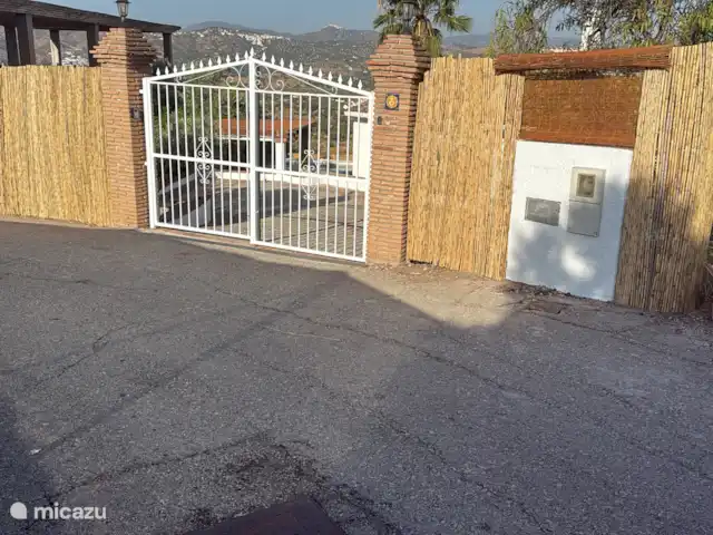 Casa de los Leones – Vue ! | Espagne, Andalousie, Viñuela - villa L’entrée de la Casa de los Leones.
À BIENTÔT!