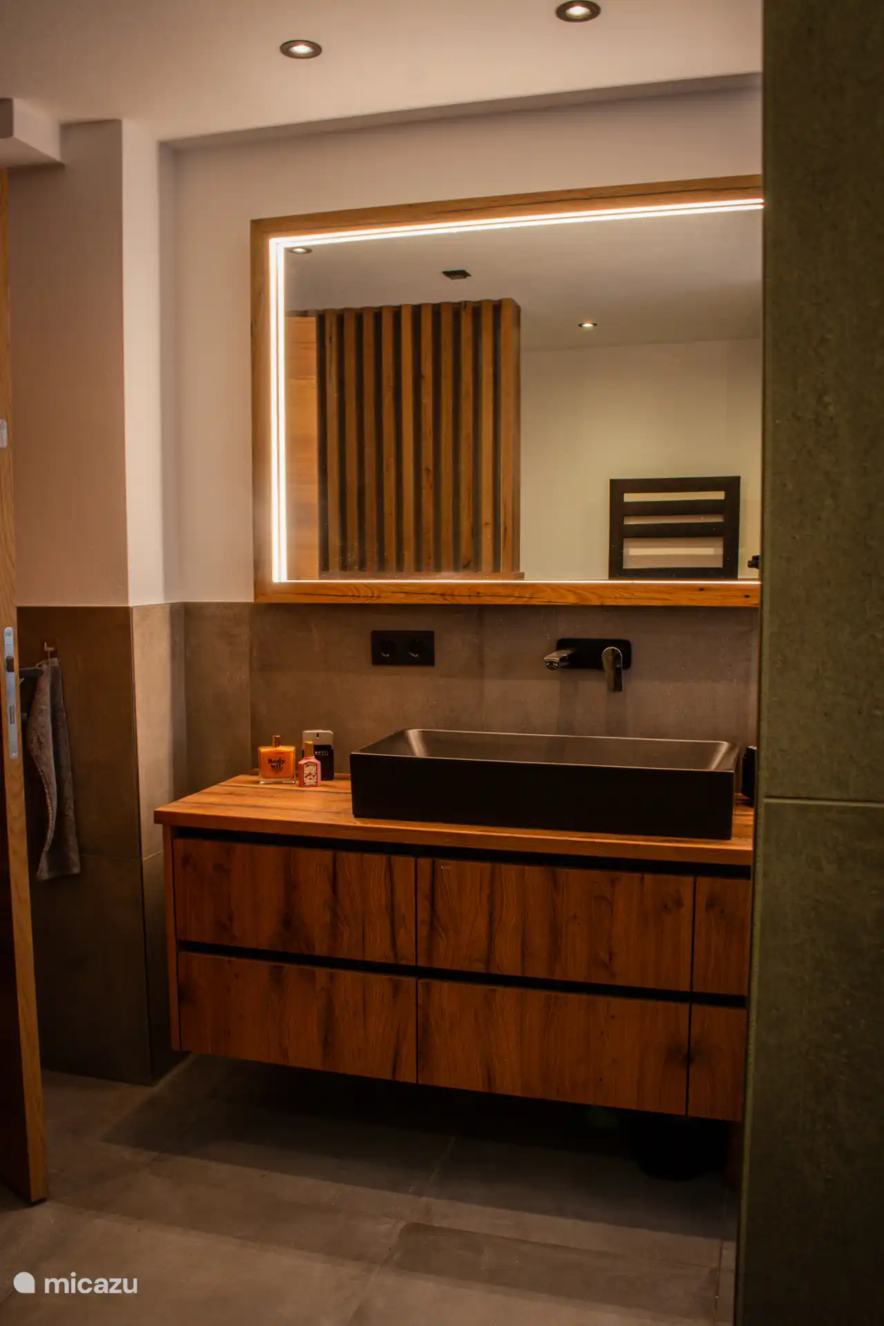 Badkamer met douche, ligbad en toilet