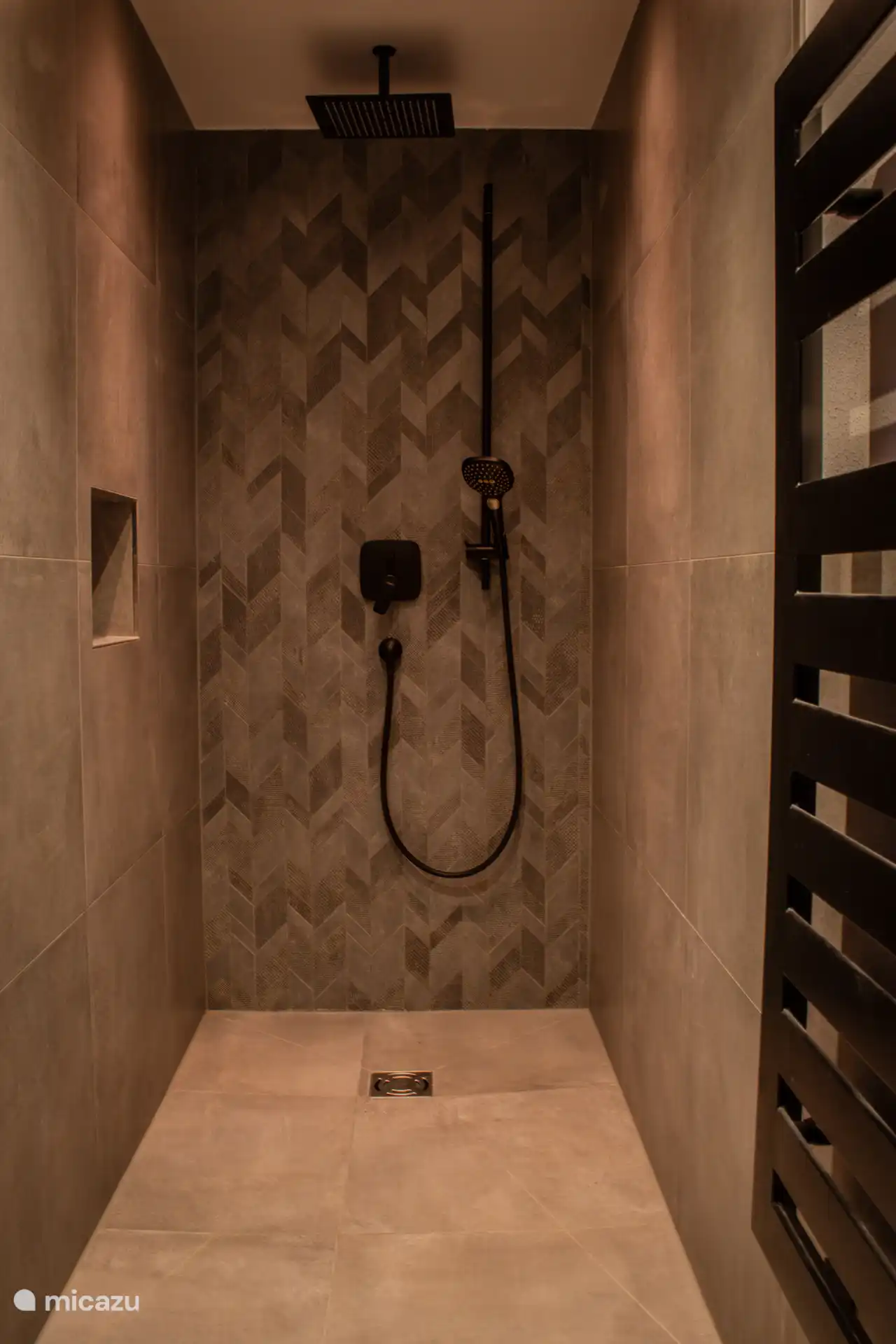 Badkamer met douche, ligbad en toilet