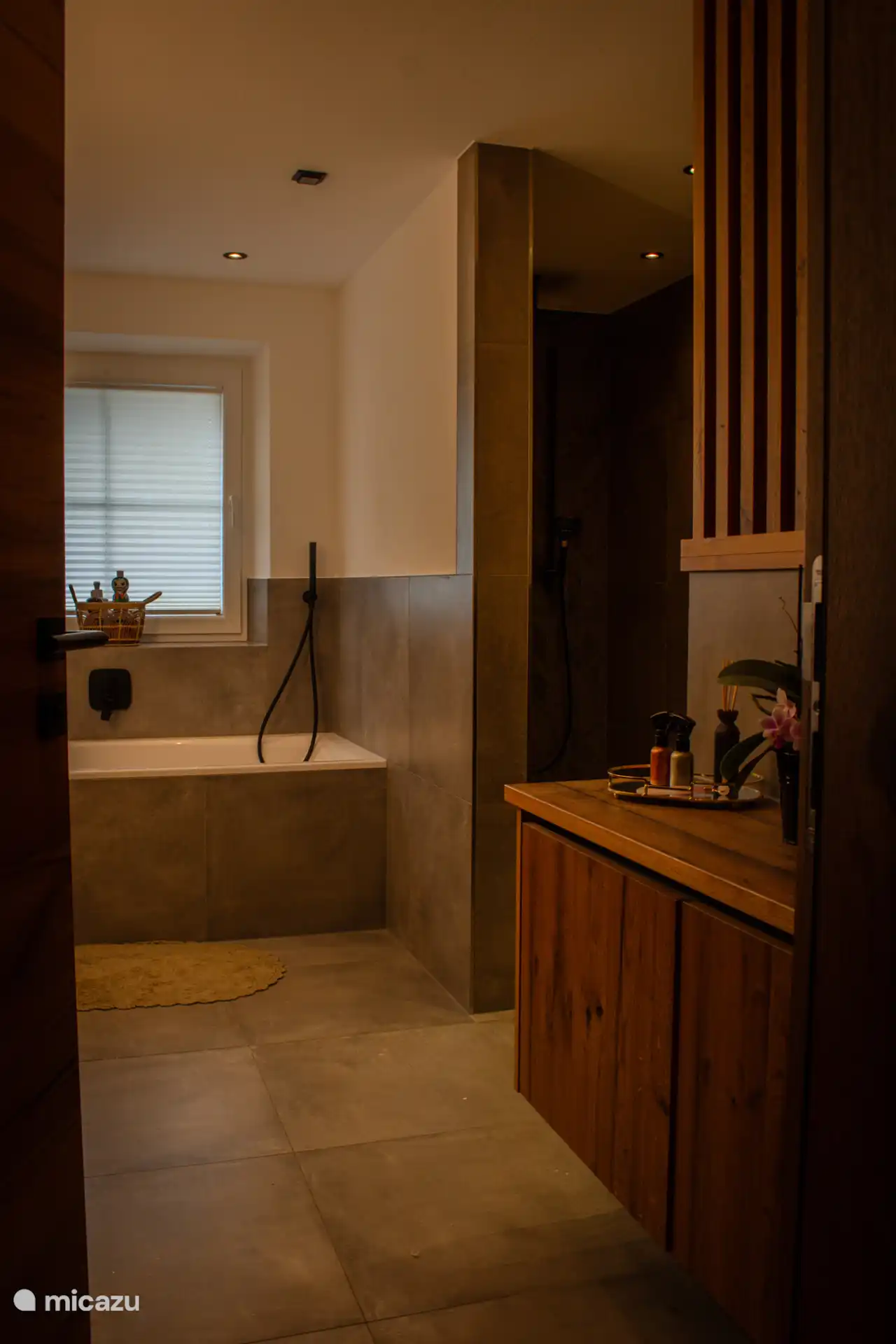 Badkamer met douche, ligbad en toilet