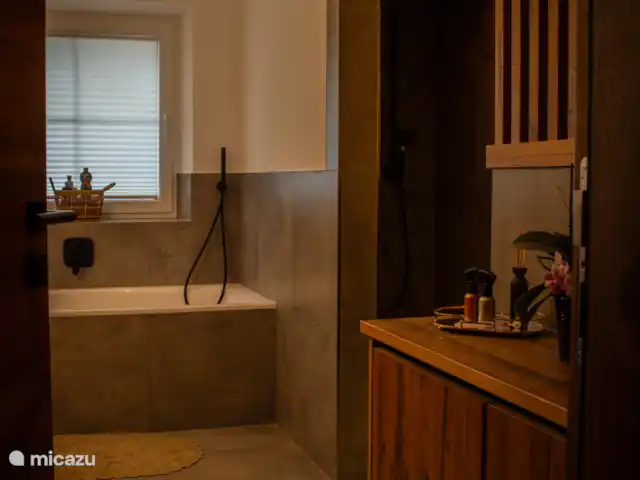 Location de Vacances Autriche, Tyrol, Gerlos, appartement - Appartement familial avec jardin Salle de bain avec douche, baignoire et WC