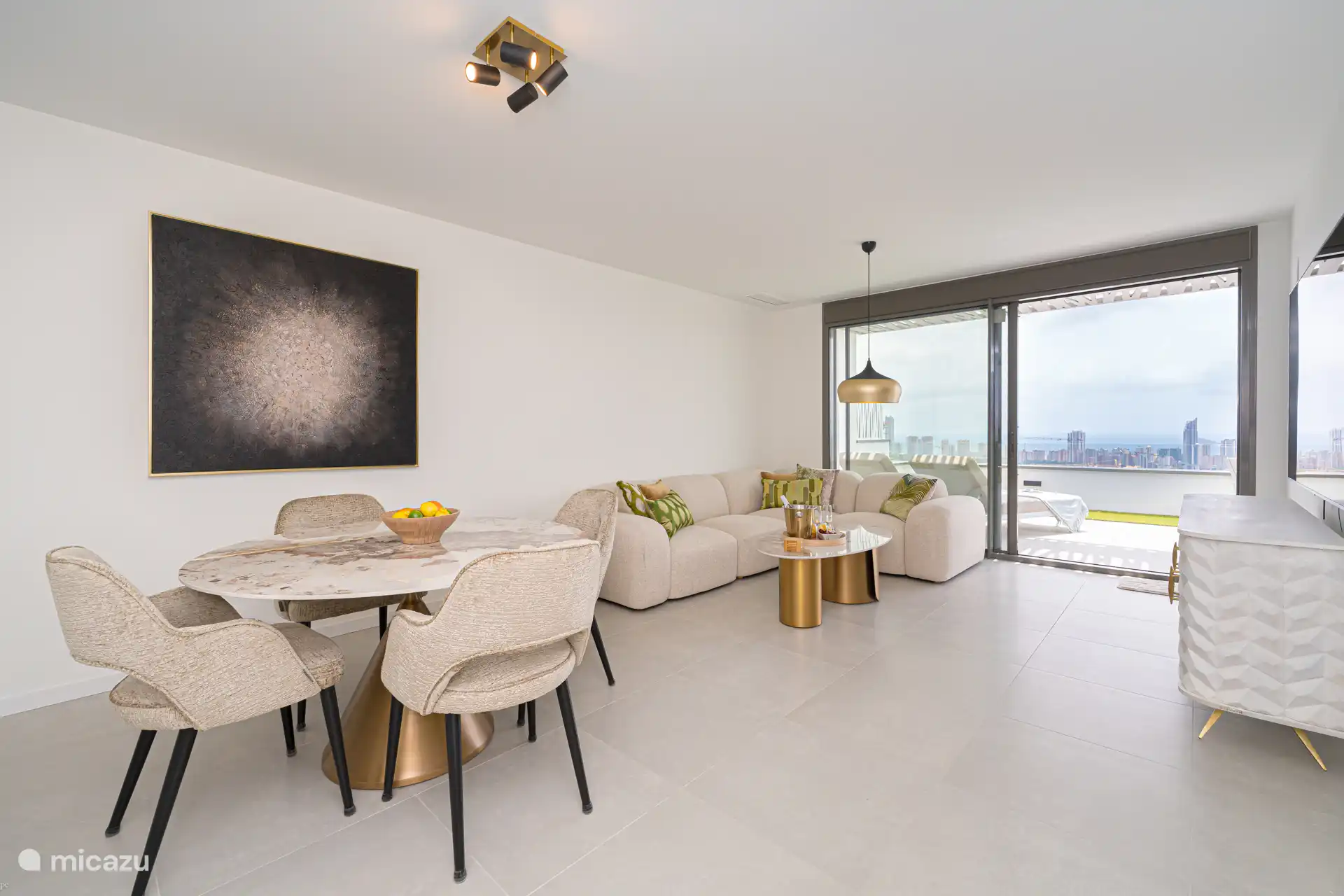 Oréa - Schönes modernes Wohnzimmer mit direktem Zugang zur Terrasse.