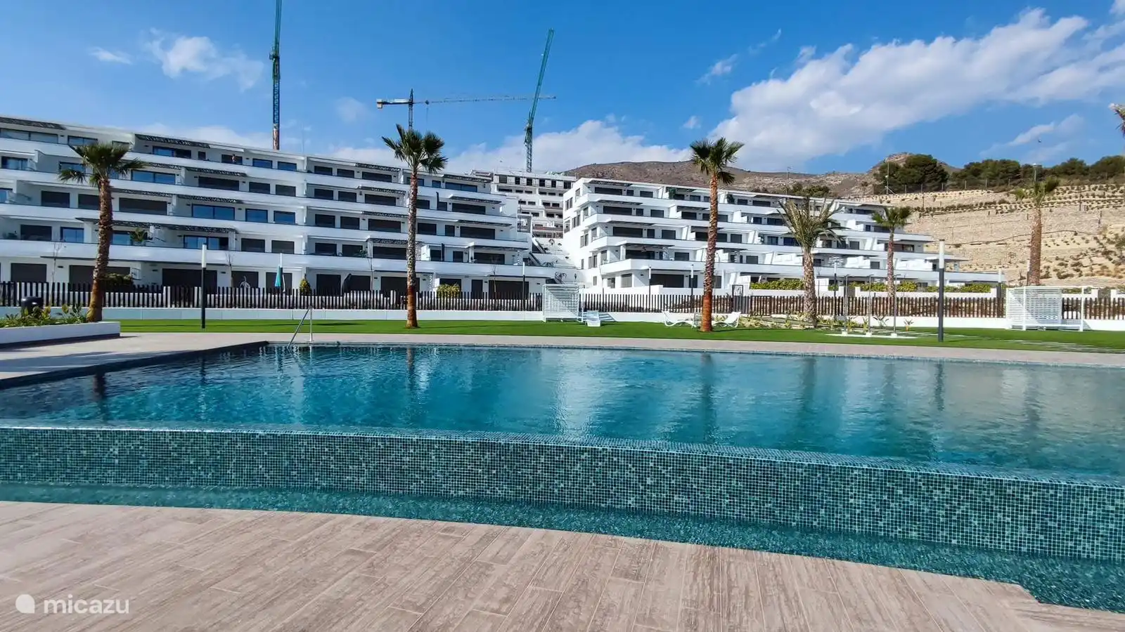 Casa Oréa - Gemeinschaftspool mit Liegestühlen.