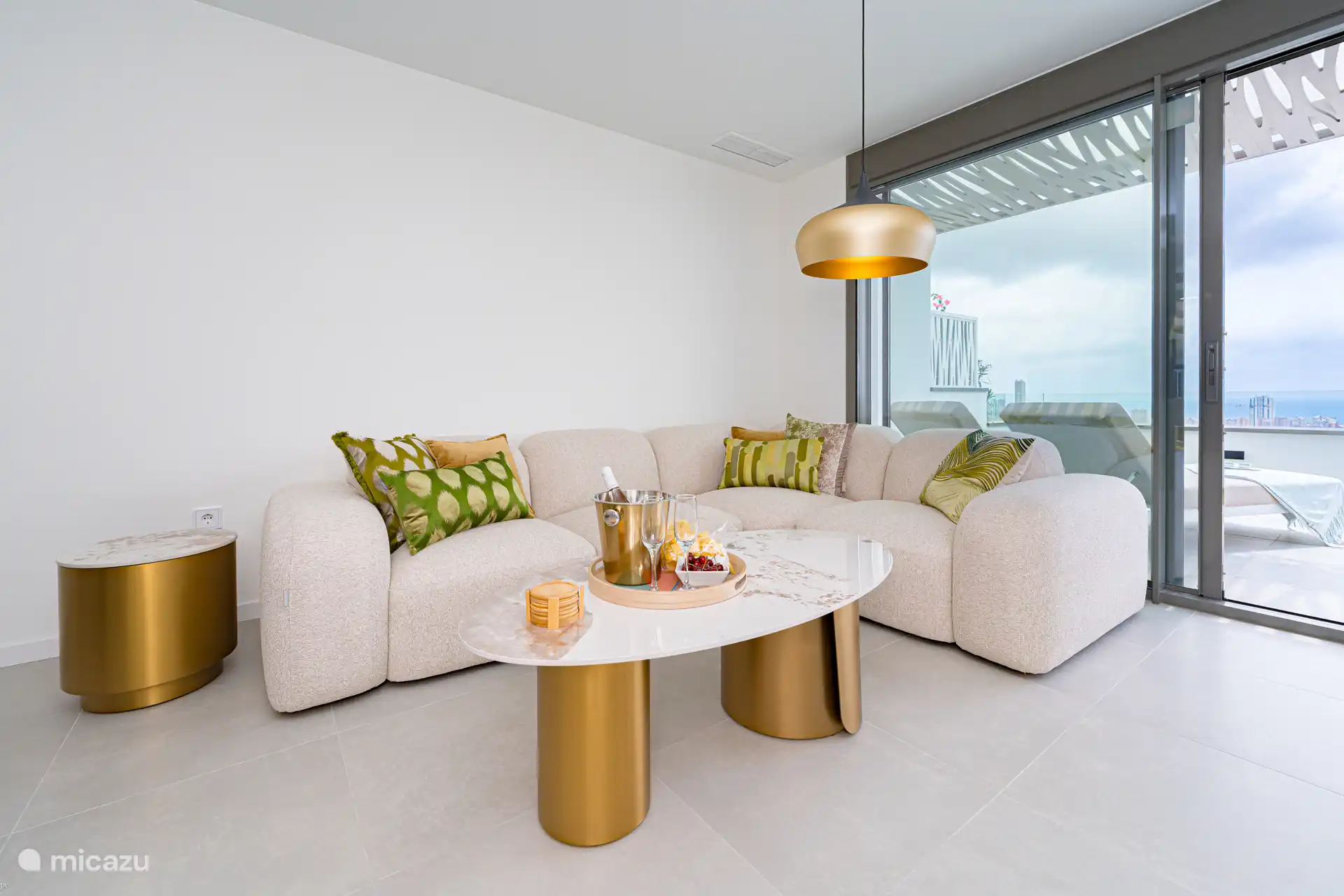 Oréa - Schönes modernes Wohnzimmer mit direktem Zugang zur Terrasse.