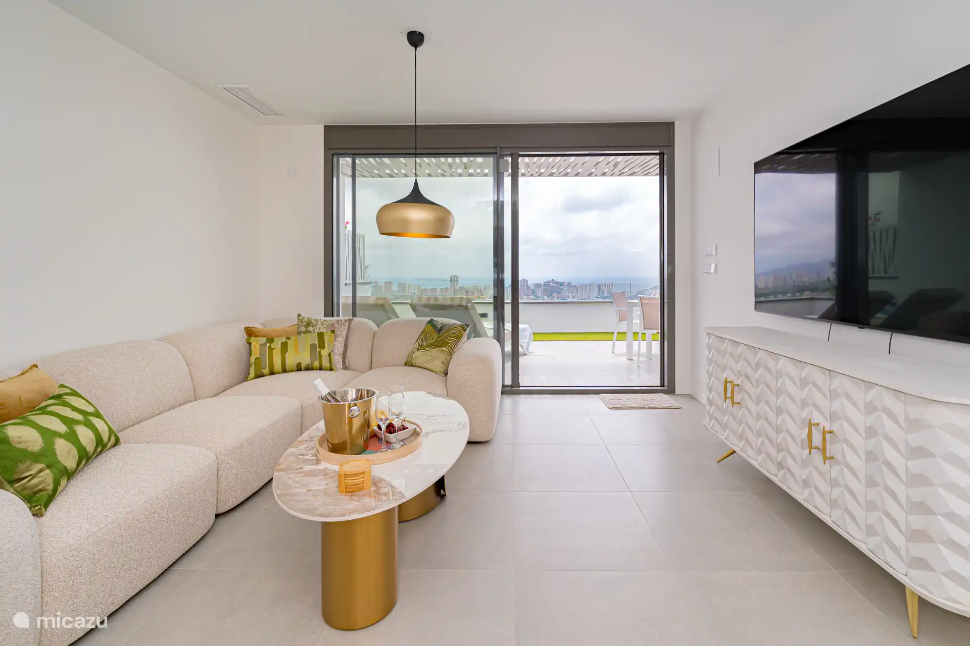 Oréa - Schönes modernes Wohnzimmer mit direktem Zugang zur Terrasse.