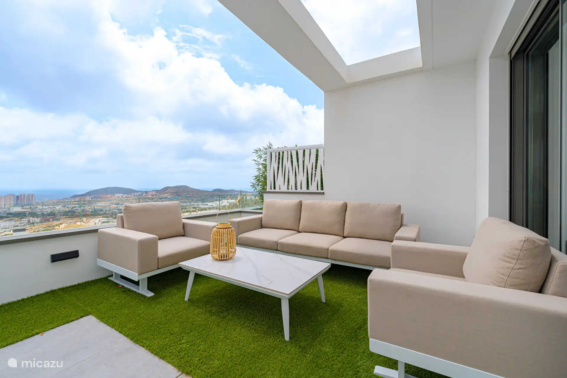 Oréa - Schöne geräumige Terrasse mit Essbereich, Liegestühlen und freiem Blick.