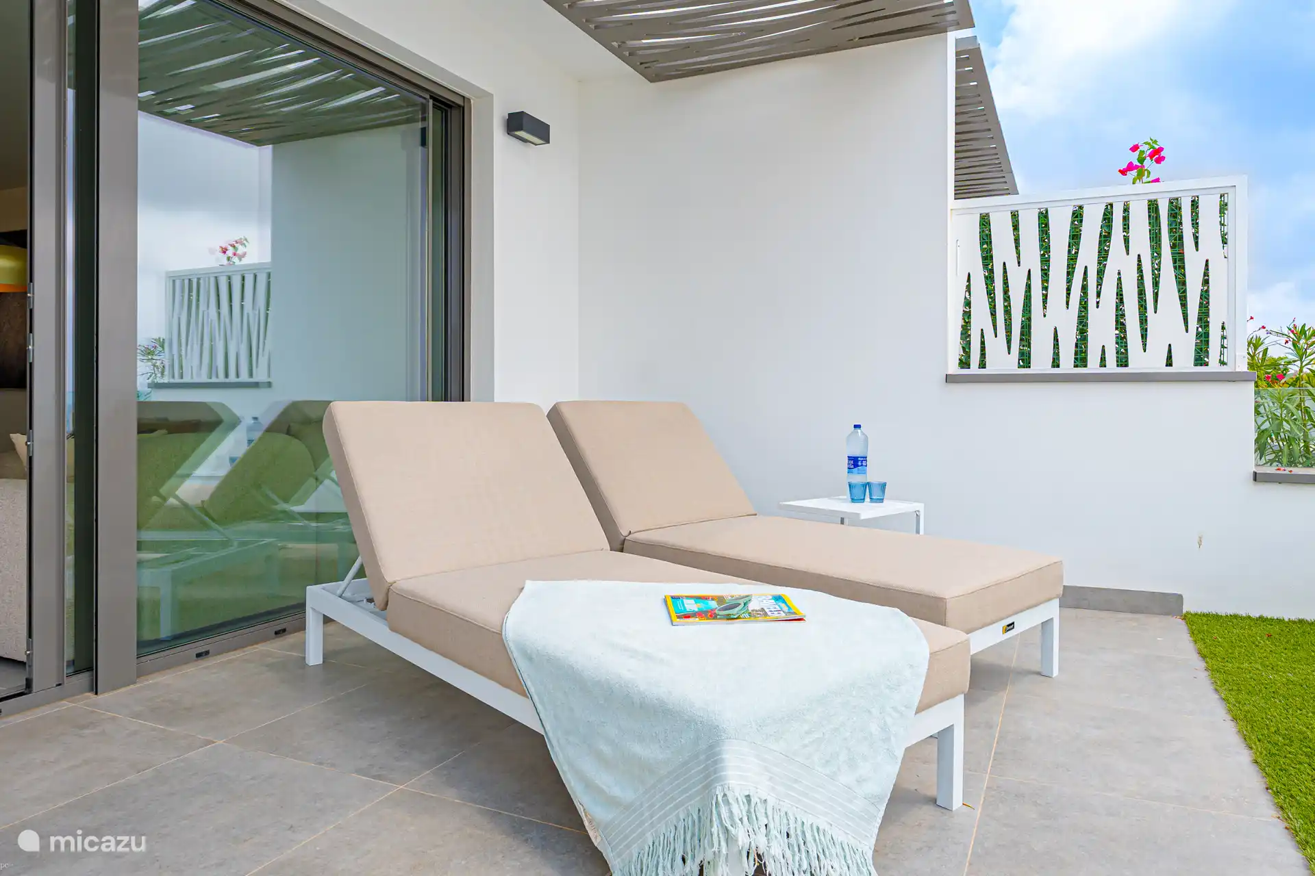 Oréa - Schöne geräumige Terrasse mit Essbereich, Liegestühlen und freiem Blick.