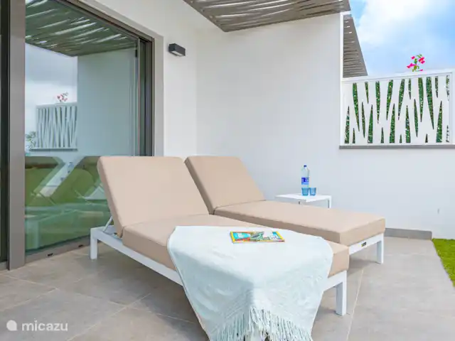 Oréa | Espagne, Costa Blanca, Finestrat - appartement Oréa - Belle terrasse spacieuse avec coin repas, chaises longues et vue dégagée.
